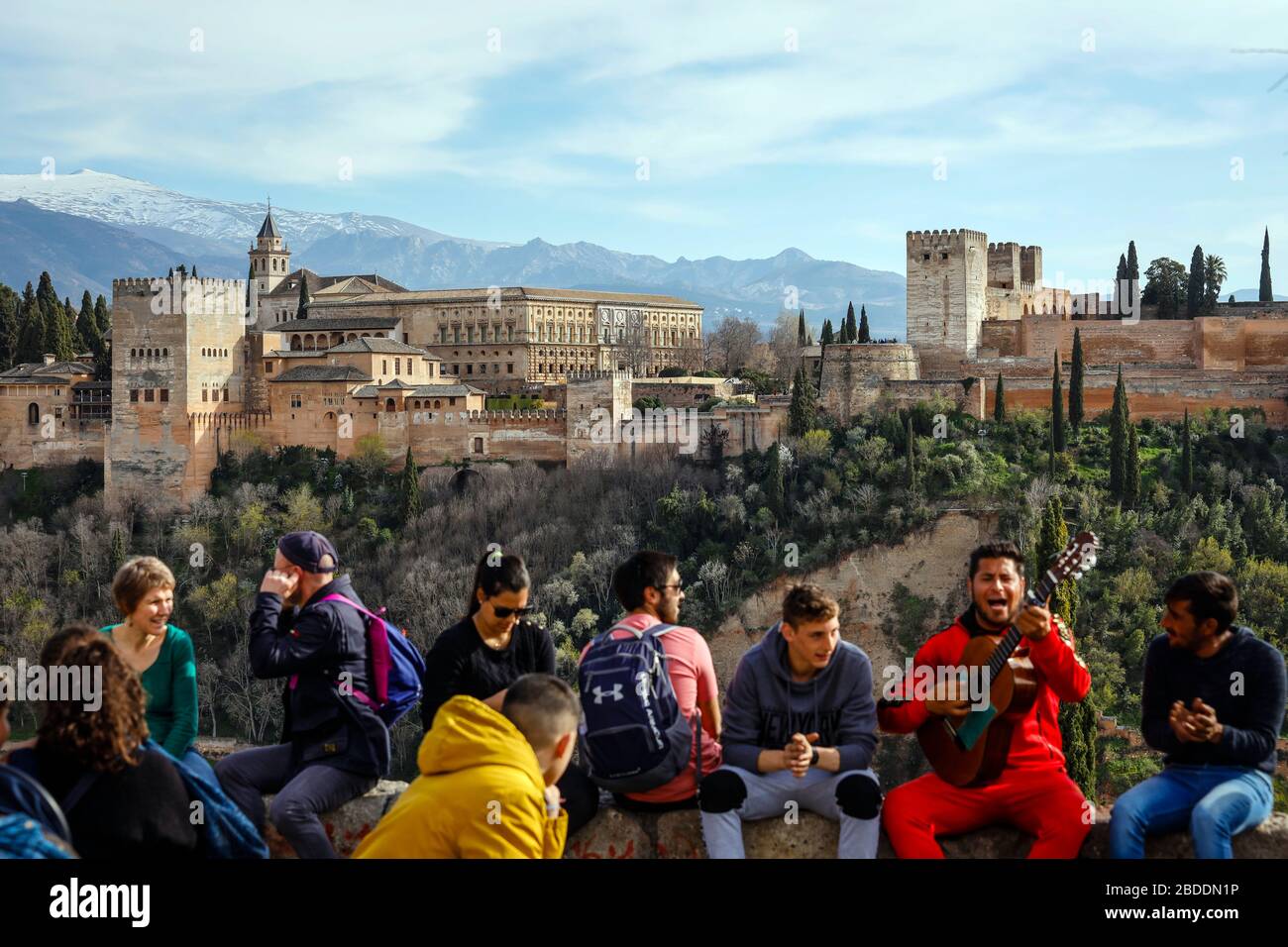 25.02.2020, Grenade, , Espagne - un musicien joue du flamenco à la guitare pour les touristes, Alhambra, Château mauresque Alhambra, Palais des Aces Nasrid, Palais ch Banque D'Images