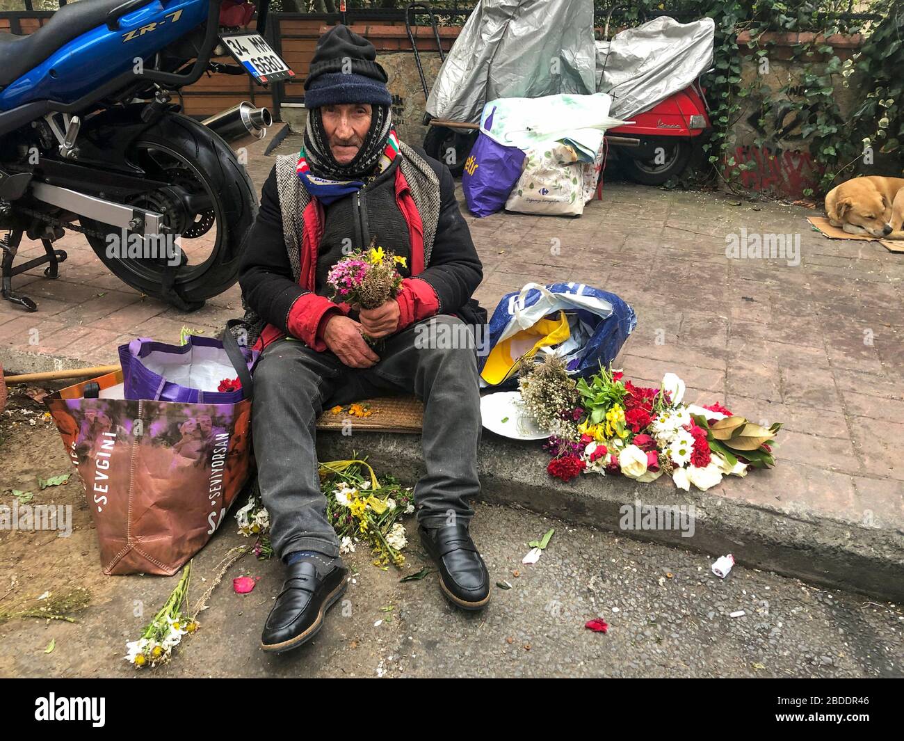 Homme sans abri pendant l'isolement en raison de la pandémie de Coronavirus, Cihangir, Beyoglu, Istanbul, Turquie Banque D'Images