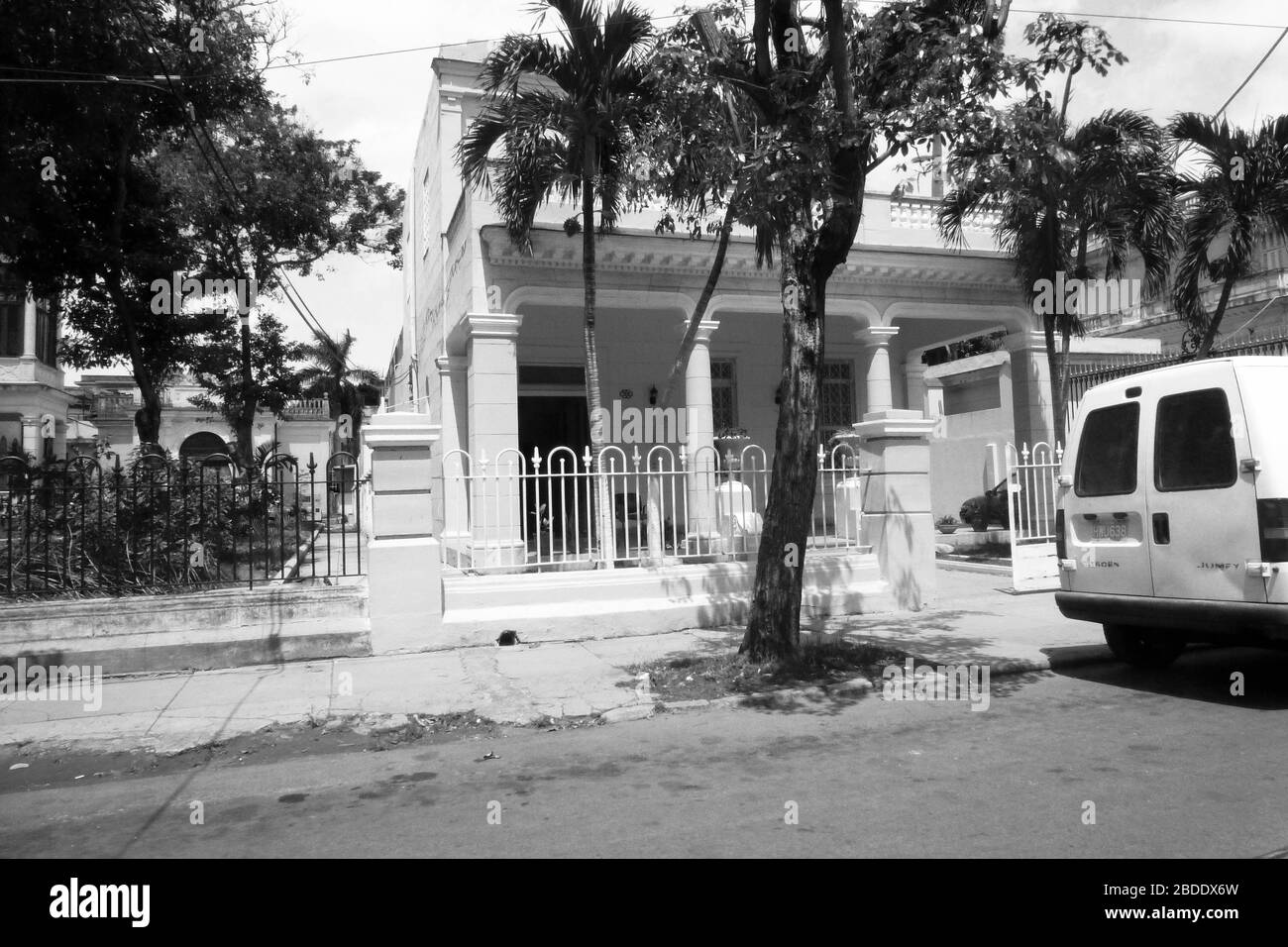 Maison à la Havane balustrades arbre peint blanc garée Van scène tropicale style colonial vue ovale architecture locale jolie entrée piliers chemin Cuba Banque D'Images