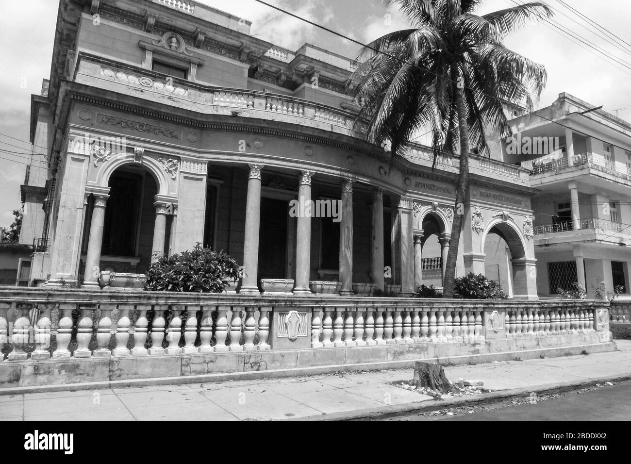 Cuba architecture cubaine pierre Havane palmier jaune Amérique latine Maison vieux style arches rue style colonial style façade piliers arc pilier Banque D'Images