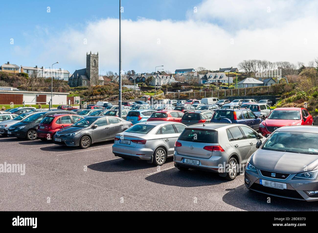 Baltimore, West Cork, Irlande. 8 avril 2020. Malgré le gouvernement qui implique que les gens restent à la maison pour le week-end de Pâques, un parking de Baltimore était presque complet aujourd'hui. Il y avait de nombreuses voitures immatriculées à Dublin et aussi certains véhicules équipés de plaques de immatriculation au Royaume-Uni. Crédit : Andy Gibson/Alay Live News Banque D'Images