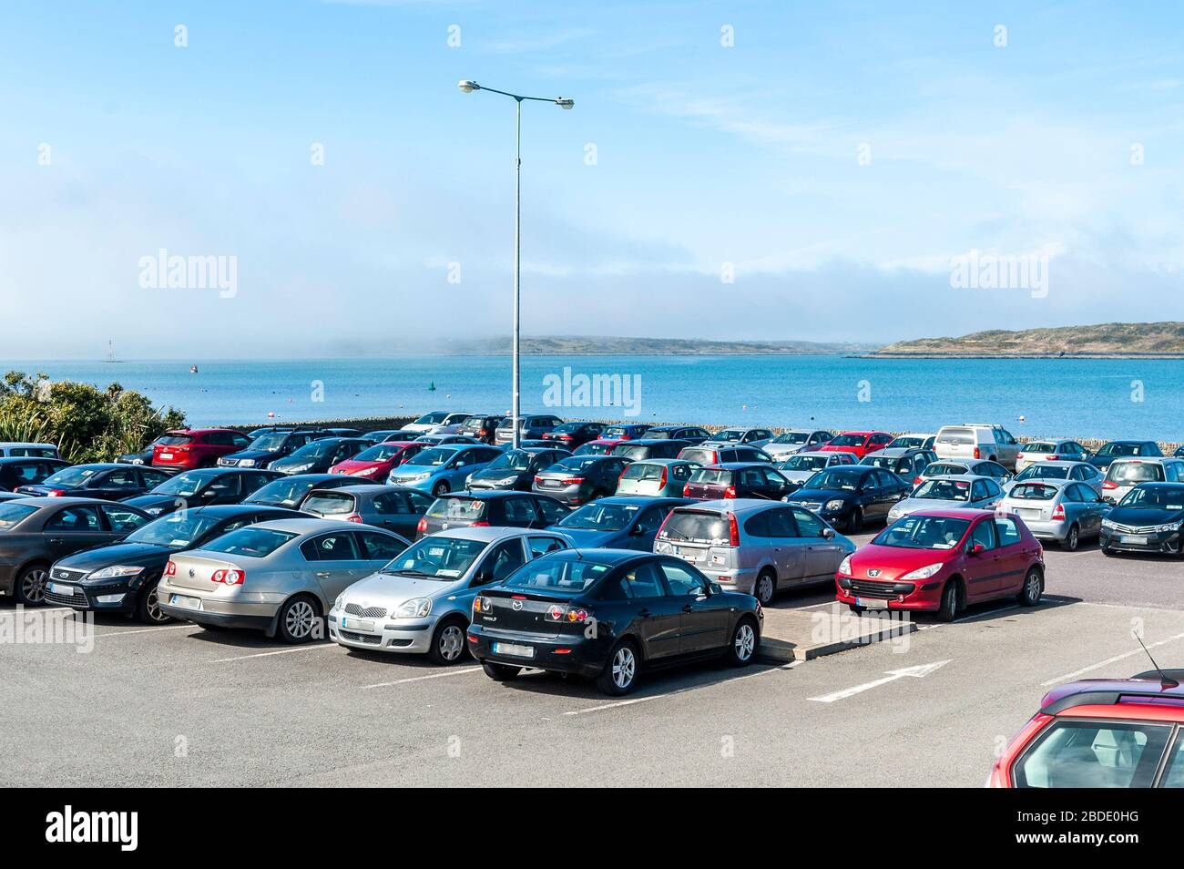 Baltimore, West Cork, Irlande. 8 avril 2020. Malgré le gouvernement qui implique que les gens restent à la maison pour le week-end de Pâques, un parking de Baltimore était presque complet aujourd'hui. Il y avait de nombreuses voitures immatriculées à Dublin et aussi certains véhicules équipés de plaques de immatriculation au Royaume-Uni. Crédit : Andy Gibson/Alay Live News Banque D'Images