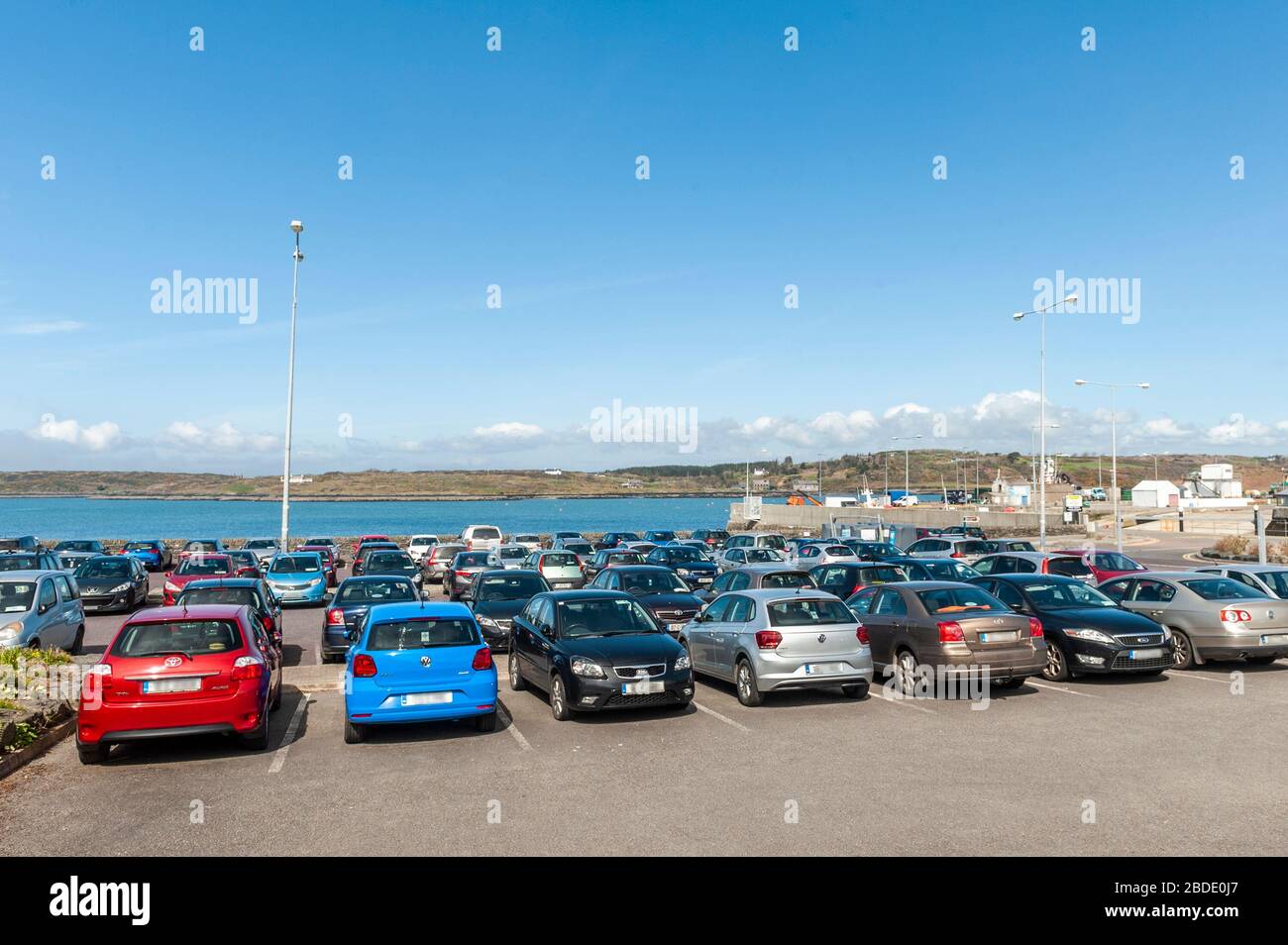 Baltimore, West Cork, Irlande. 8 avril 2020. Malgré le gouvernement qui implique que les gens restent à la maison pour le week-end de Pâques, un parking de Baltimore était presque complet aujourd'hui. Il y avait de nombreuses voitures immatriculées à Dublin et aussi certains véhicules équipés de plaques de immatriculation au Royaume-Uni. Crédit : Andy Gibson/Alay Live News Banque D'Images