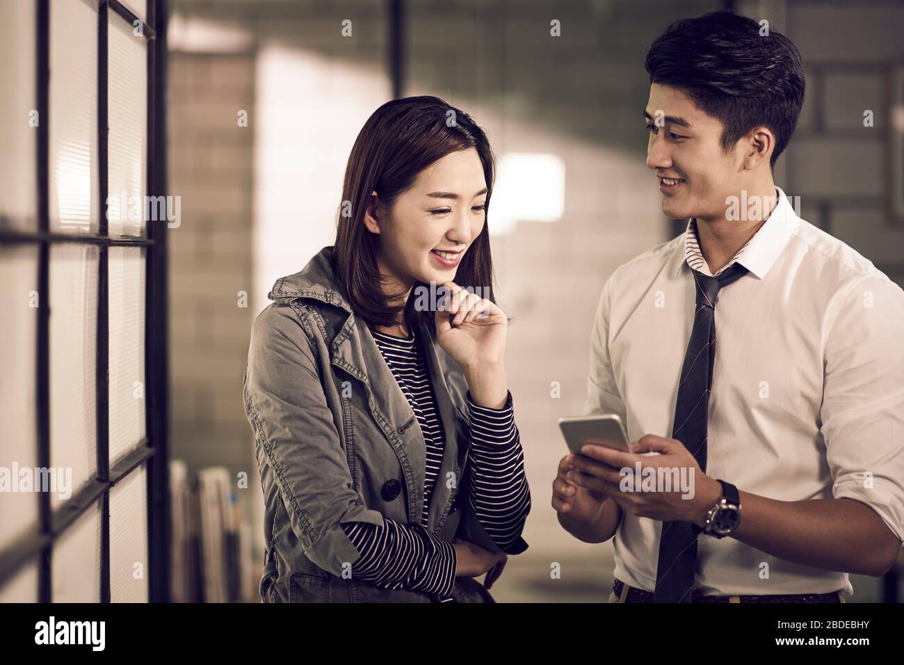 jeunes entrepreneurs asiatiques homme d'affaires et femme d'affaires ayant une conversation au bureau Banque D'Images