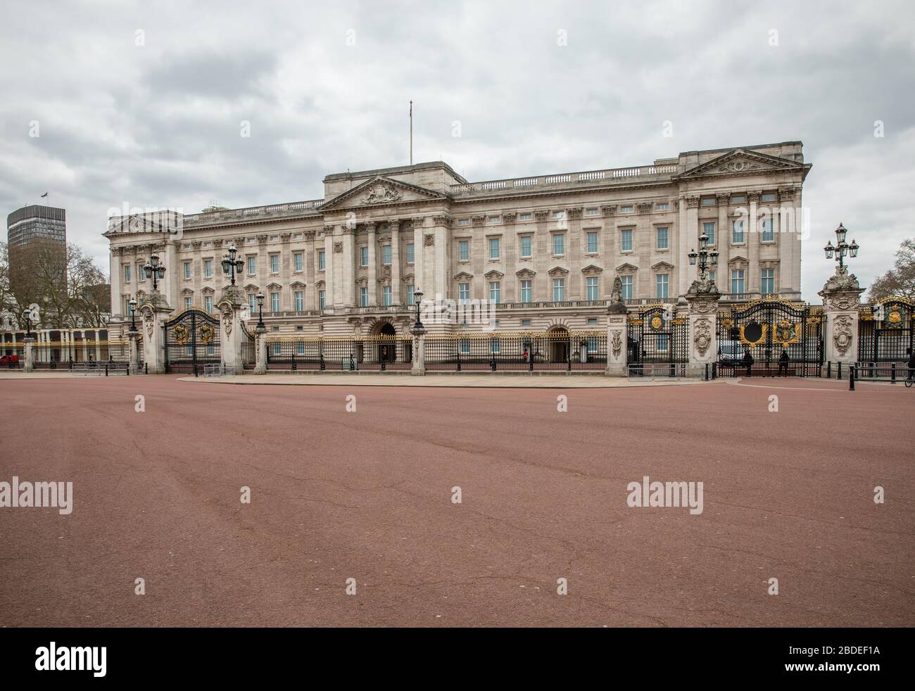 Des rues vides lors de l'éclusage autour de Buckingham Palace Central London, Royaume-Uni au plus fort de la pandémie de virus Corona Banque D'Images