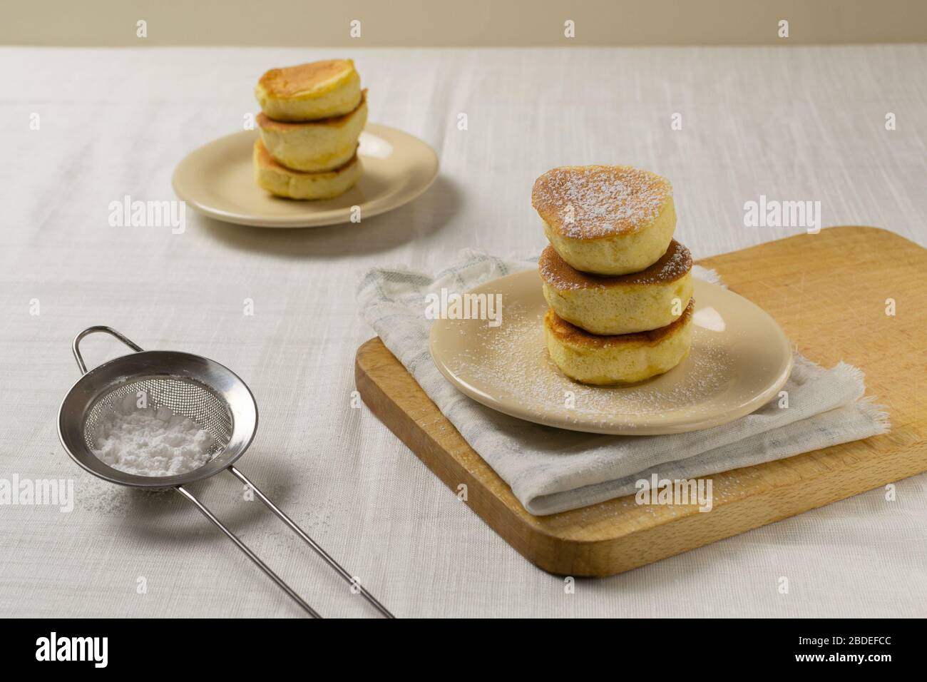 Crêpes japonaises maison avec sucre glace. Concept de saine alimentation. Banque D'Images