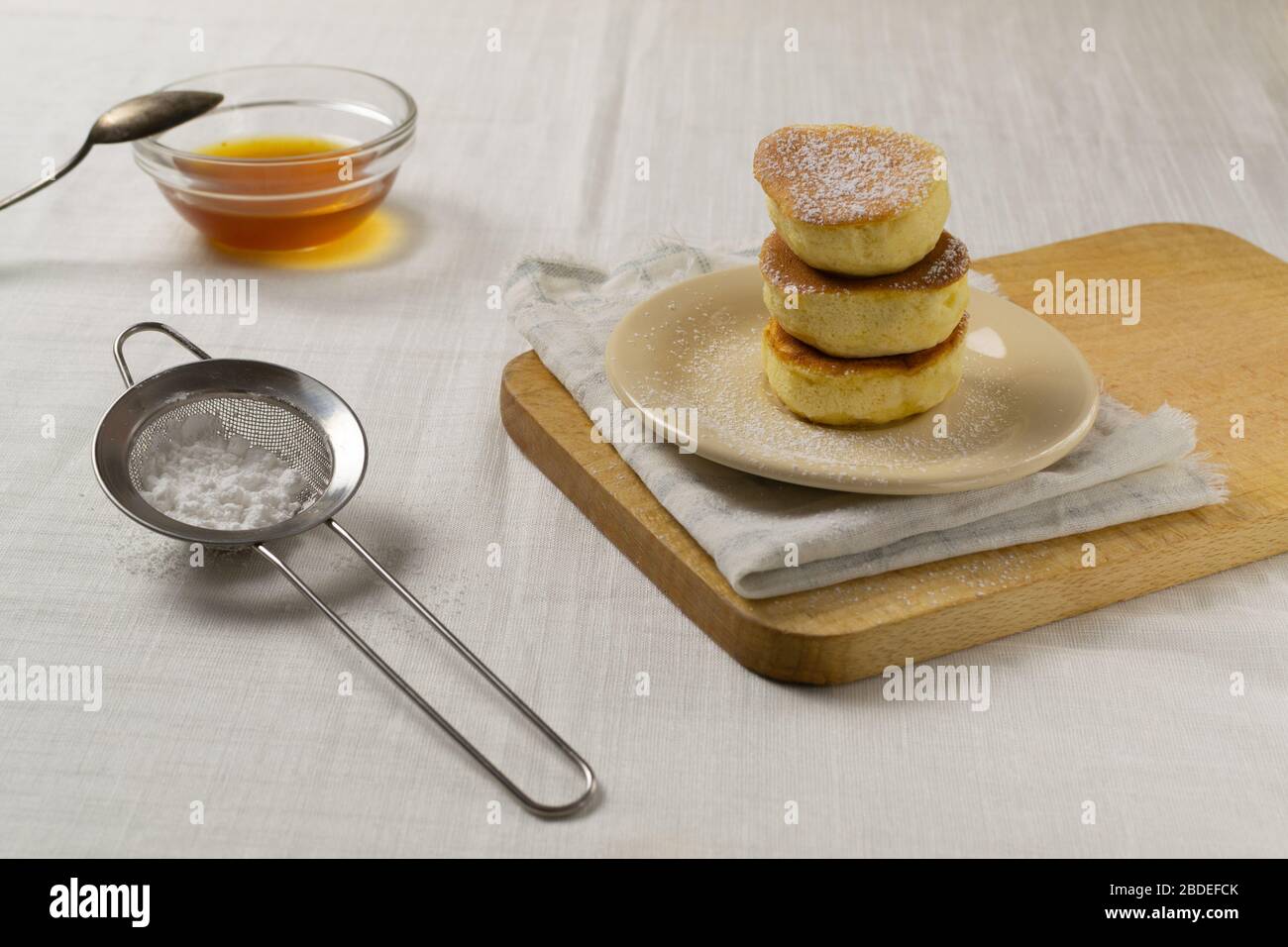 Crêpes japonaises maison avec sucre glace. Concept de saine alimentation. Banque D'Images