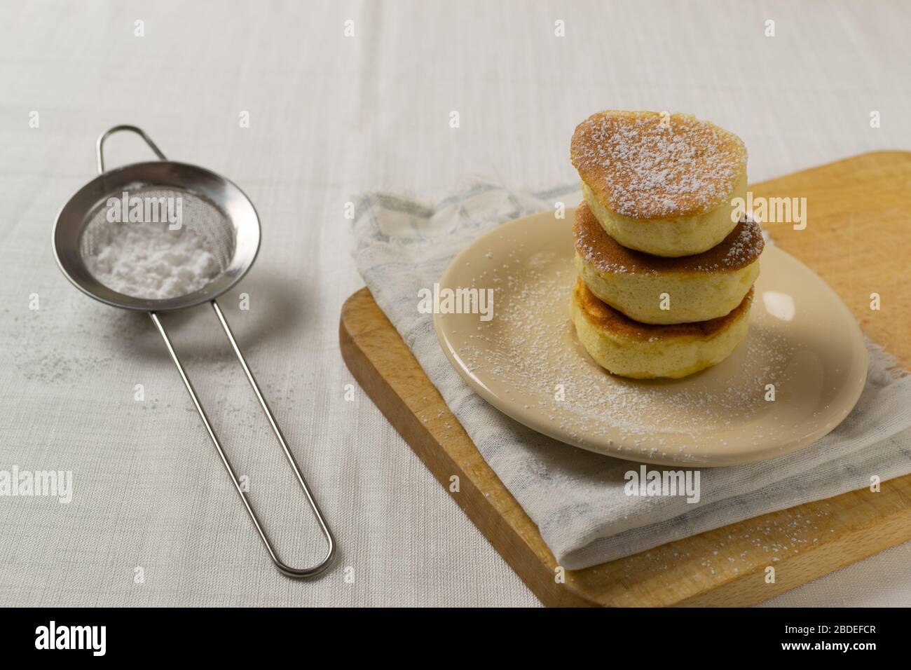 Crêpes japonaises maison avec sucre glace. Concept de saine alimentation. Banque D'Images