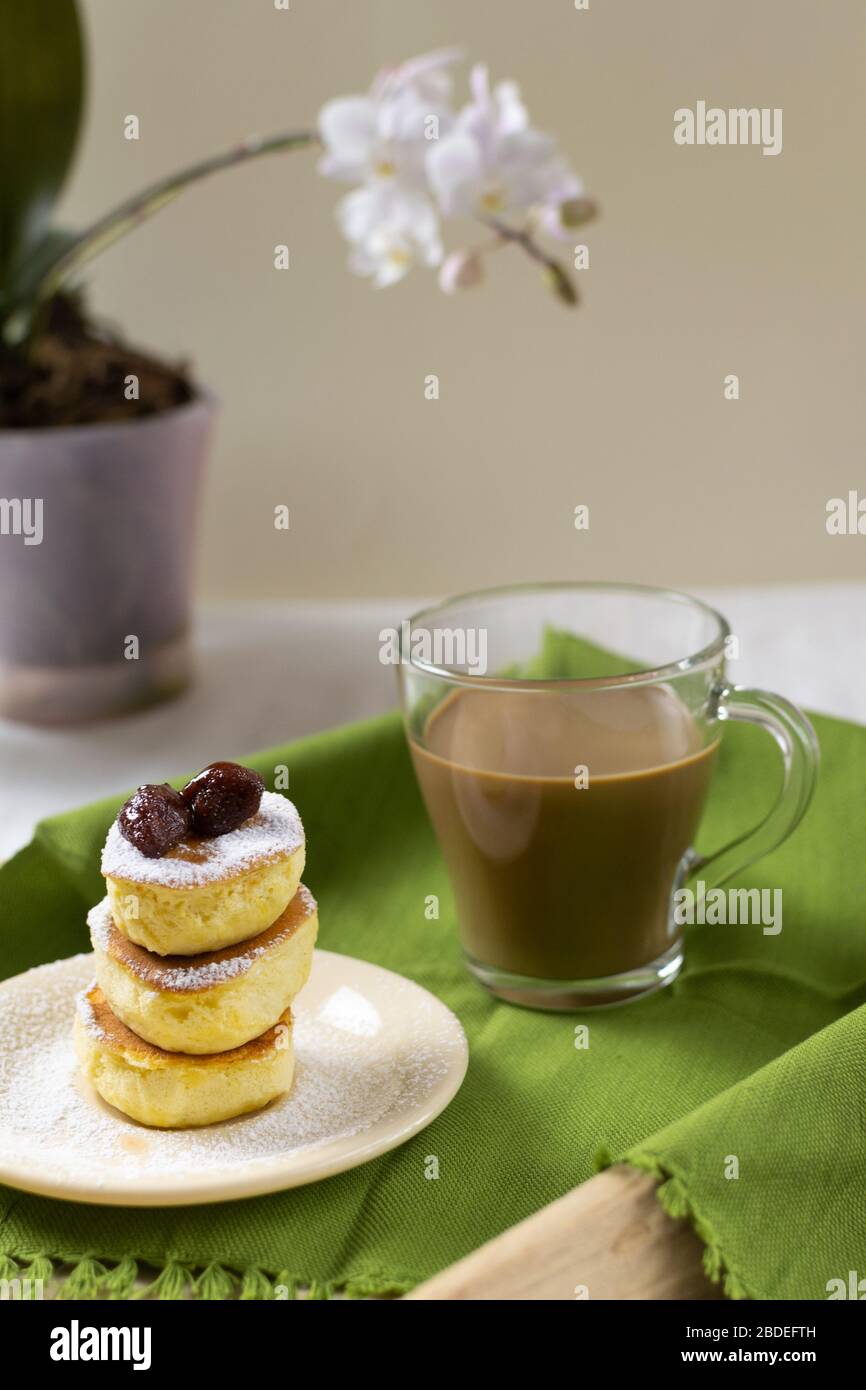 Crêpes japonaises maison avec sucre glace. Concept de saine alimentation. Banque D'Images