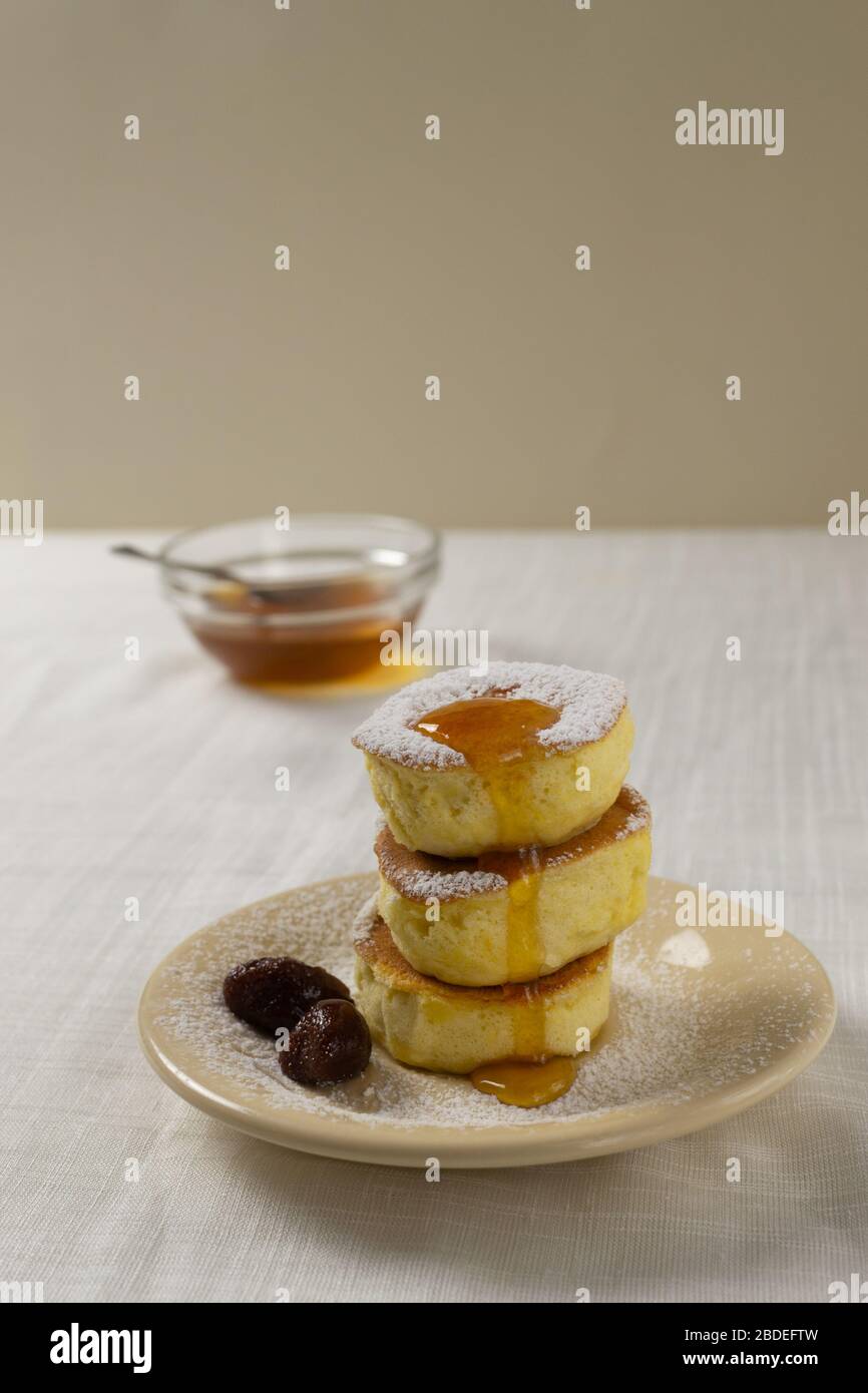 Crêpes japonaises maison avec sucre glace. Concept de saine alimentation. Banque D'Images