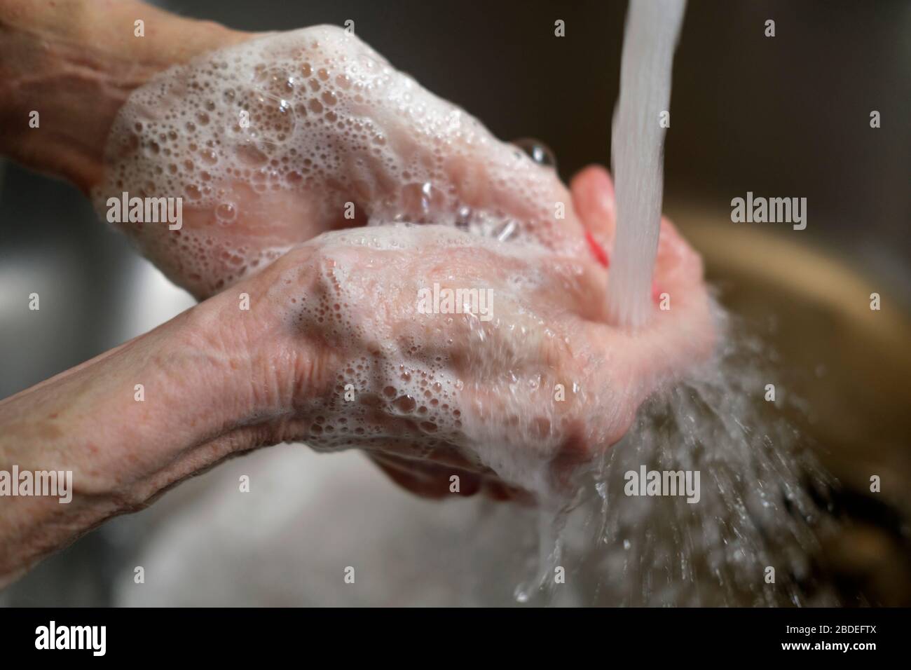 Gros plan sur les mains d'une femme âgée lavée Banque D'Images