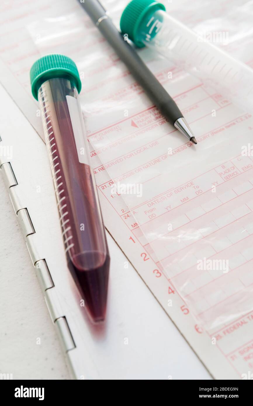Échantillon de sang avec documents médicaux Banque D'Images