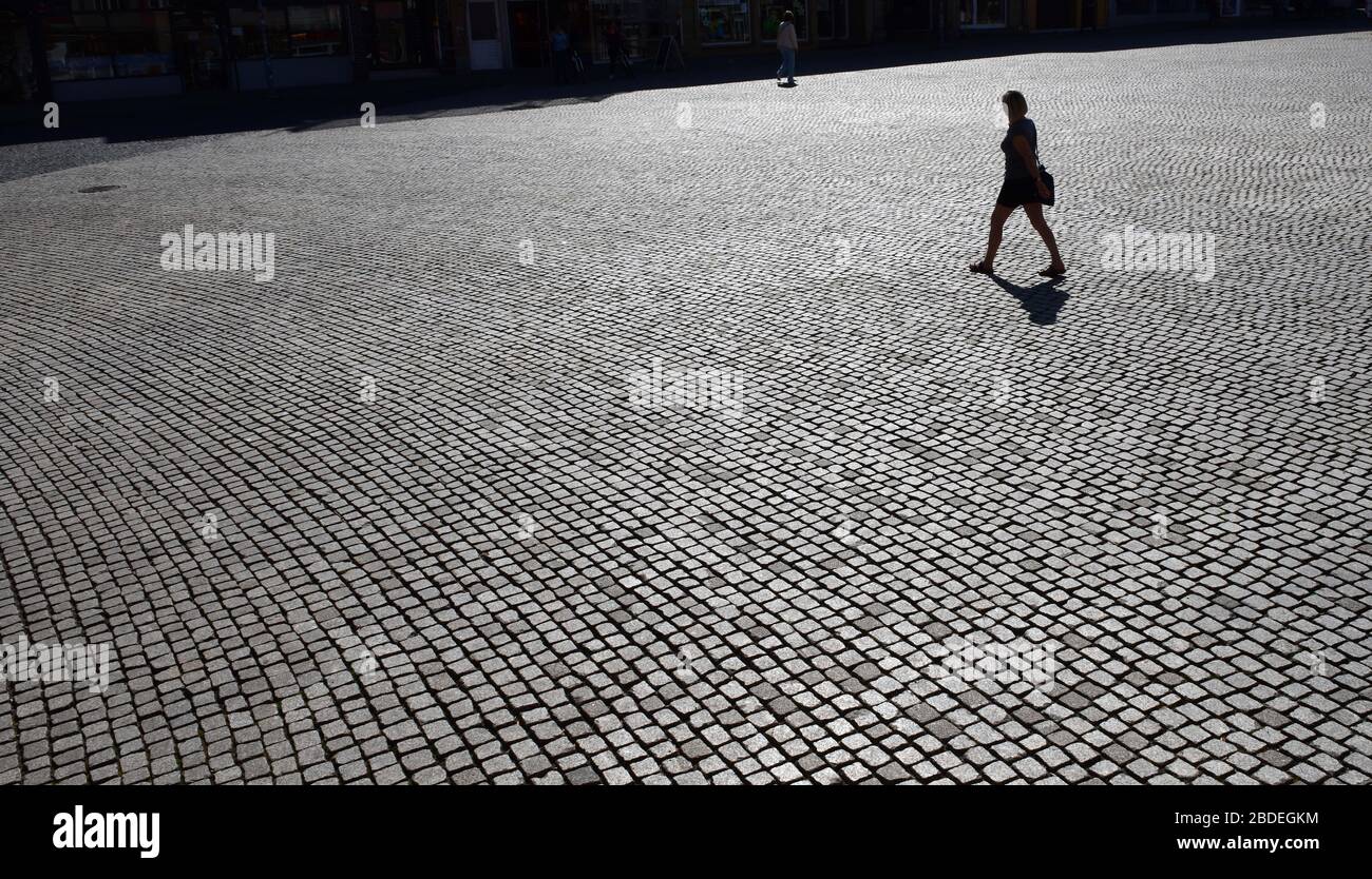 Gotha, Allemagne. 08 avril 2020. Le Neumarkt, dans le centre-ville, est presque déserté. Dans la crise de Corona, les autorités ont ordonné que les personnes qui ne vivent pas ensemble dans le même foyer doivent maintenir une distance minimale de 1,5 mètre. En principe, les gens devraient rester à la maison autant que possible. Cependant, des choses importantes telles que les achats ou les visites au médecin sont encore autorisées. Crédit: Martin Schutt/dpa-Zentralbild/dpa/Alay Live News Banque D'Images