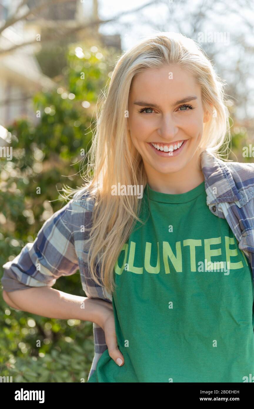 Portrait d'une femme souriante dans un t-shirt de bénévole Banque D'Images