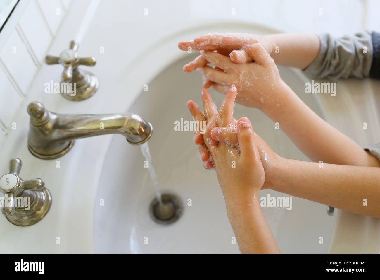 Gros plan sur les enfants (4-5, 6-7) se laver les mains Banque D'Images