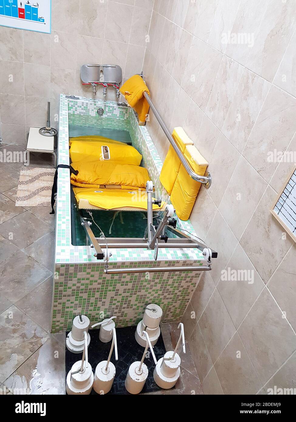 Appareil universel pour l'extension sous-marine de la colonne vertébrale dans une clinique de réadaptation. Baignoire pour l'extension de la moelle épinière. Extension lombaire. Banque D'Images