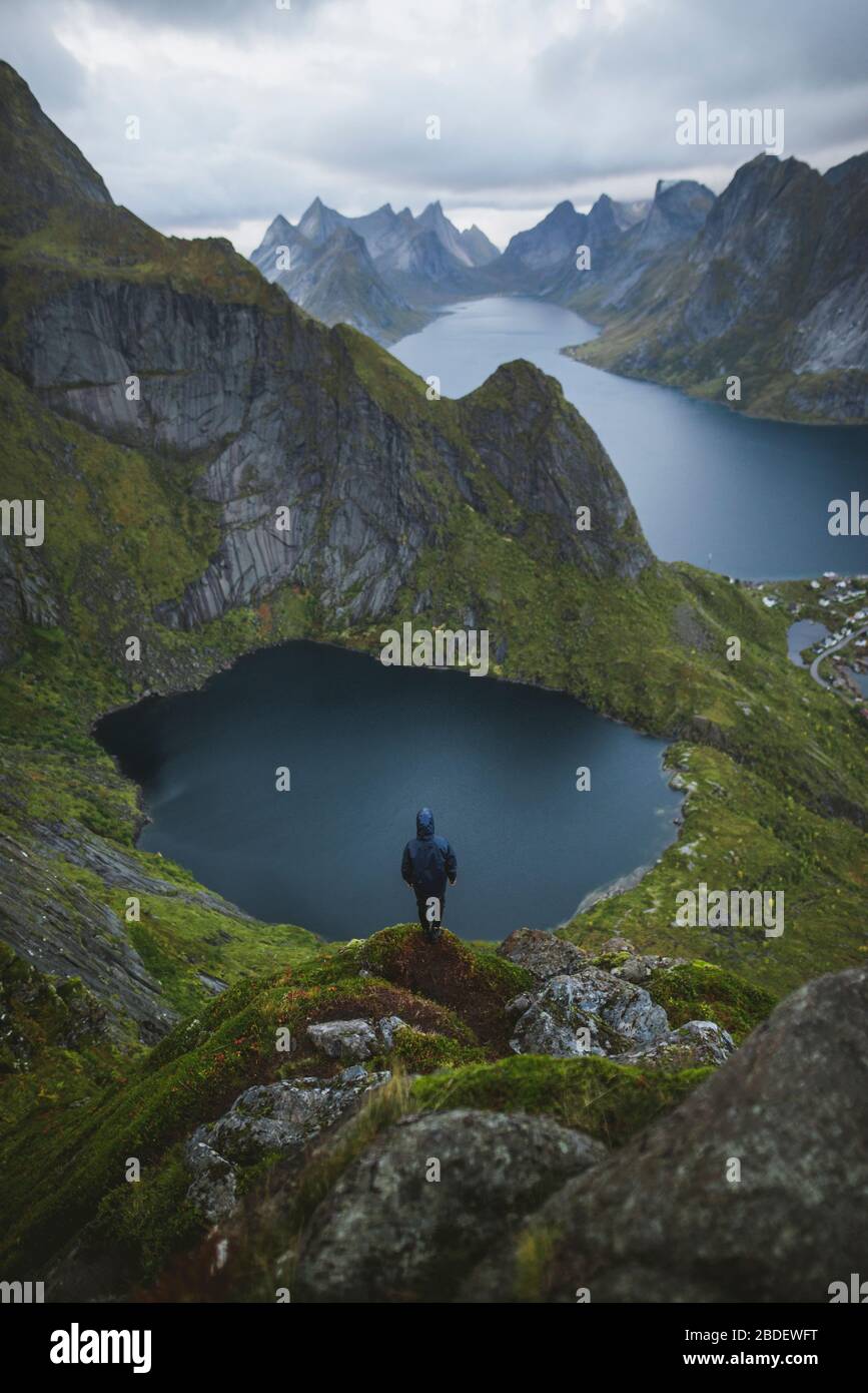 Norvège, îles Lofoten, Reine, Homme regardant la vue depuis la montagne de ReinebringenÂ Banque D'Images
