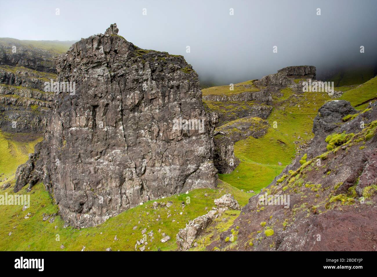 Un énorme visage de roche sur la péninsule de Trotternish, île de Skye, Écosse, Royaume-Uni Banque D'Images