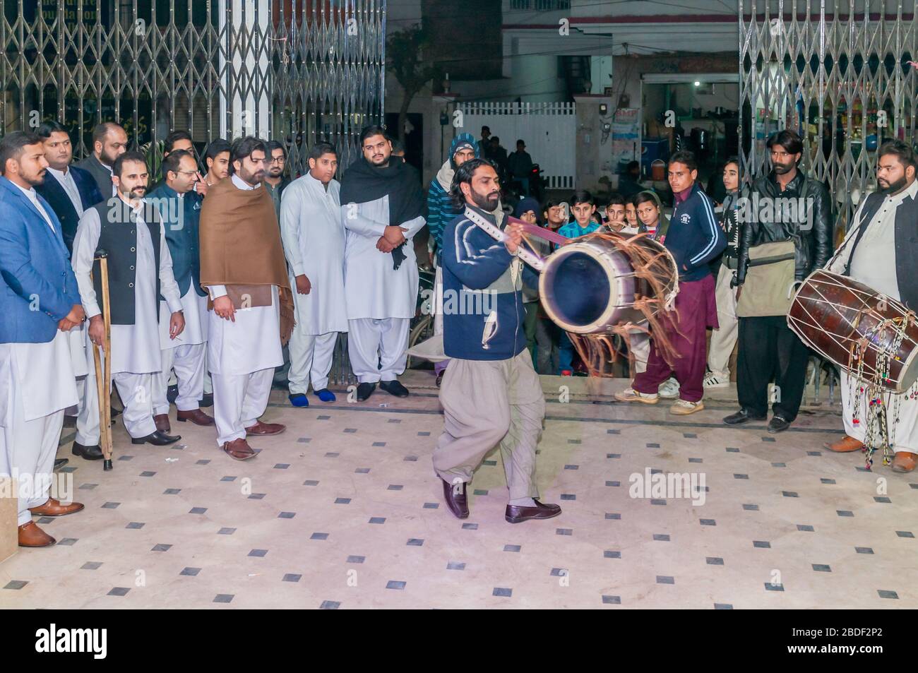 Les joueurs de dhol de Punjabi à la fête d'aMehndi sont la célébration avant le mariage, Jhelum, Punjab, Pakistan Banque D'Images