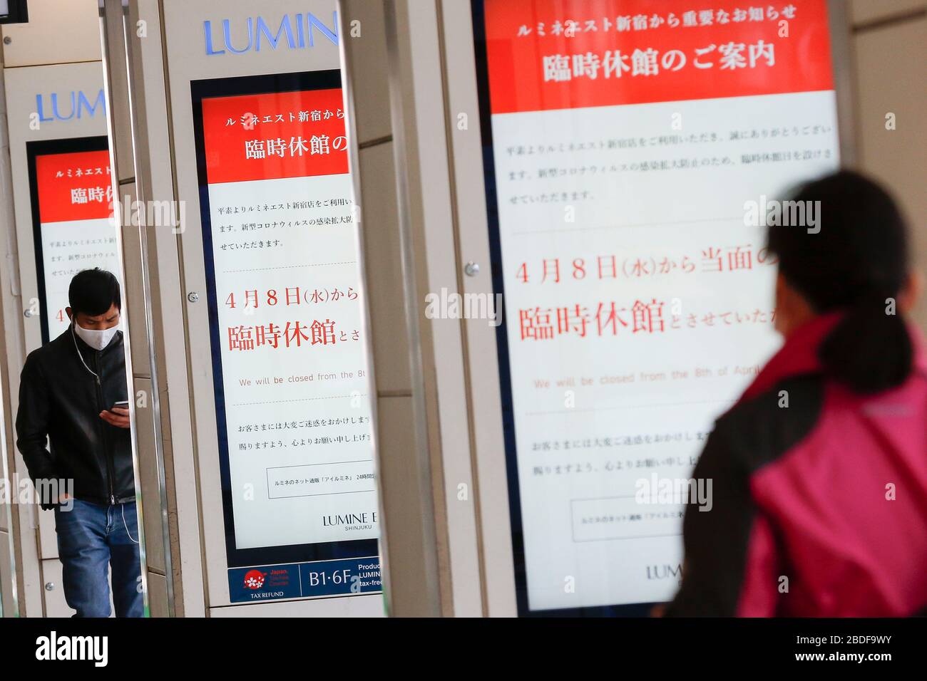 Tokyo, Japon. 8 avril 2020. Les piétons traversent les écrans et affichent un avis de fermeture temporaire du centre commercial LUMINE est à Shinjuku. Certains magasins de Tokyo ont décidé de fermer temporairement ses portes après que le Premier ministre japonais Shinzo Abe a déclaré l'état d'urgence de la capitale et de six autres préfectures du Japon. Crédit: Rodrigo Reyes Marin/ZUMA Wire/Alay Live News Banque D'Images
