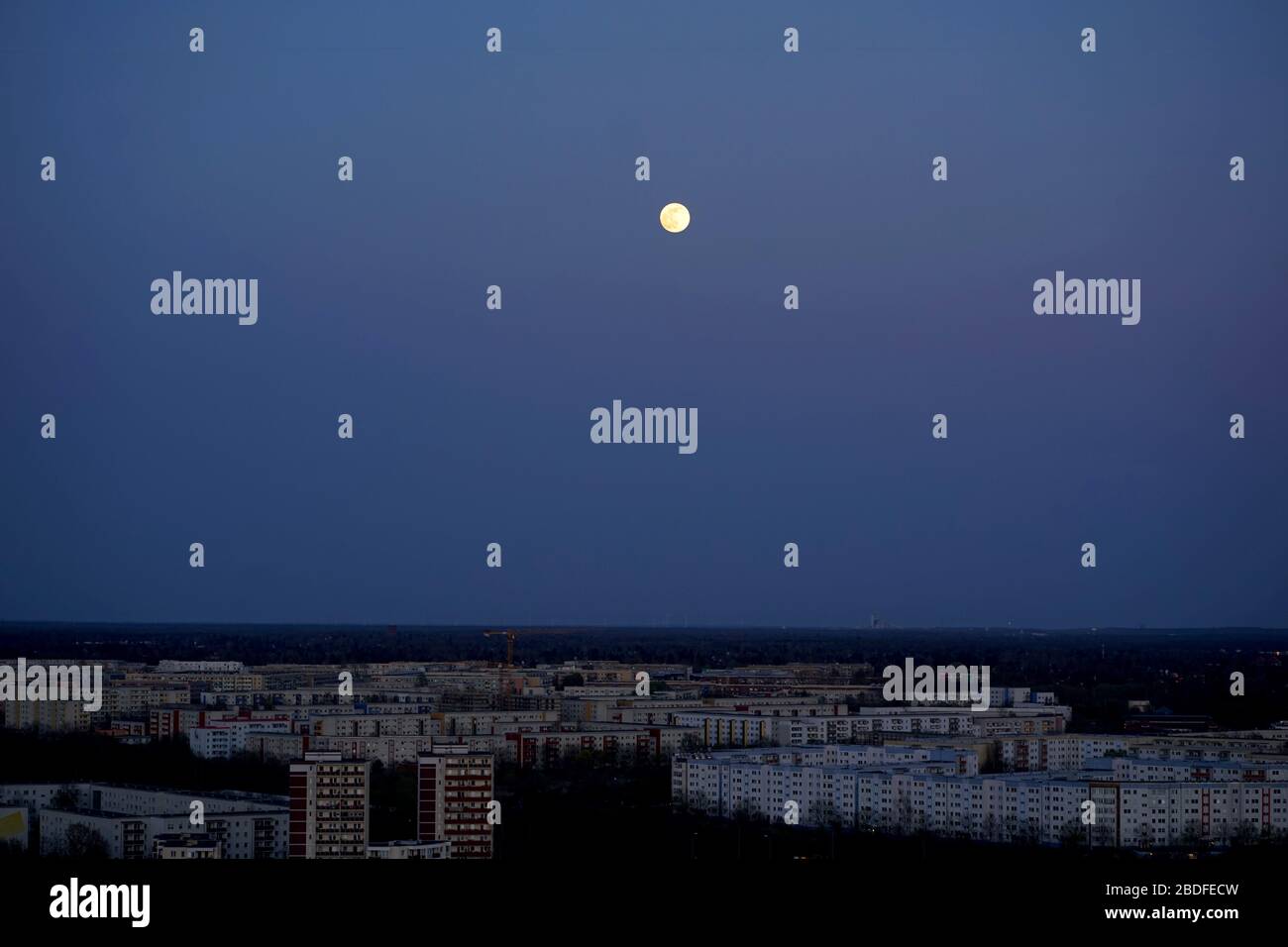 Super lune au-dessus de la ville de Marzahn Hellersdorf Banque D'Images