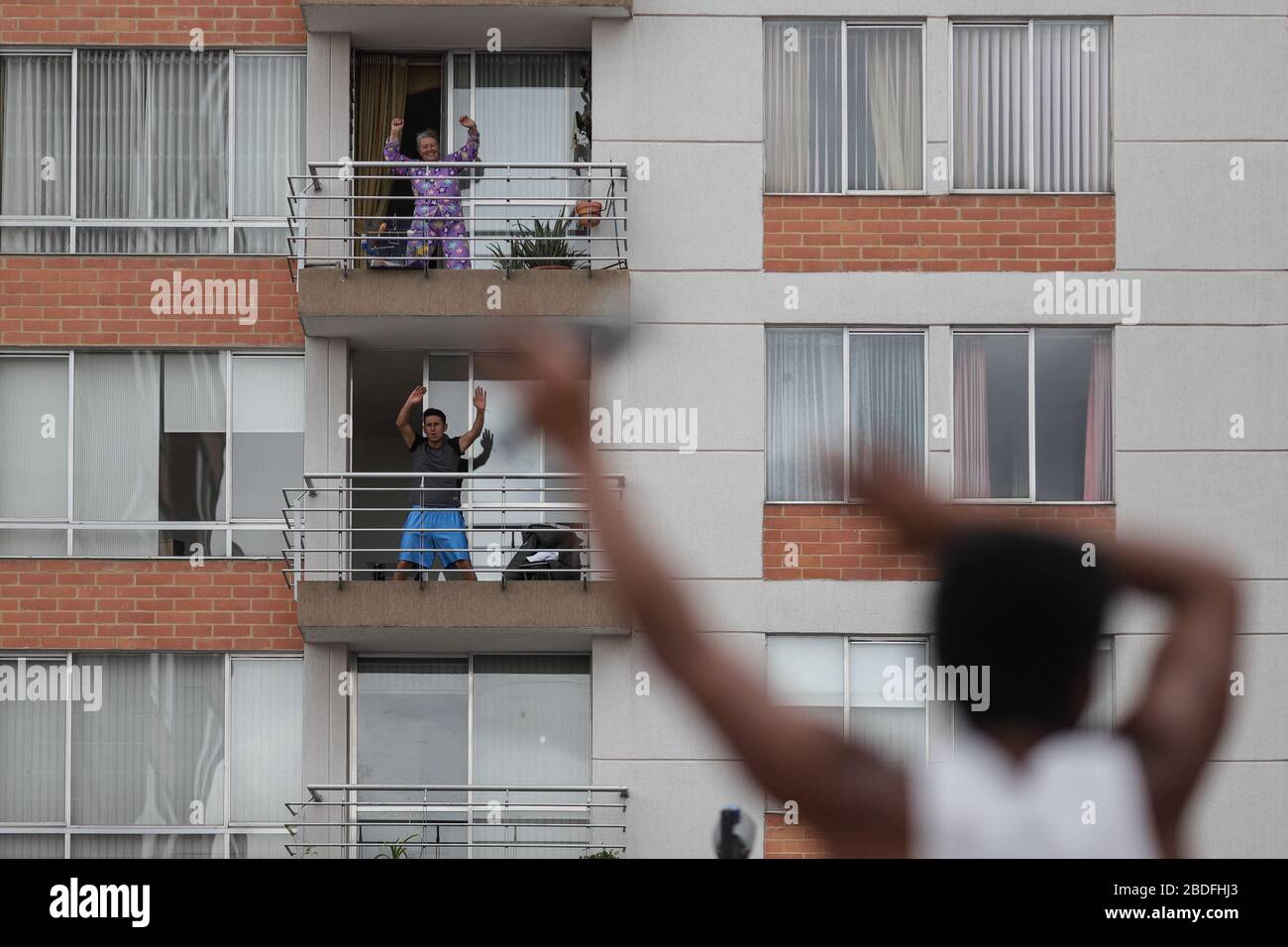 Bogota, Colombie. 7 avril 2020. Les résidents font de l'exercice physique sur les balcons de Bogota, Colombie, le 7 avril 2020. La Colombie a signalé mardi que le nombre de cas confirmés de COVID-19 avait augmenté à 1 780. Crédit: Jhon Paz/Xinhua/Alay Live News Banque D'Images