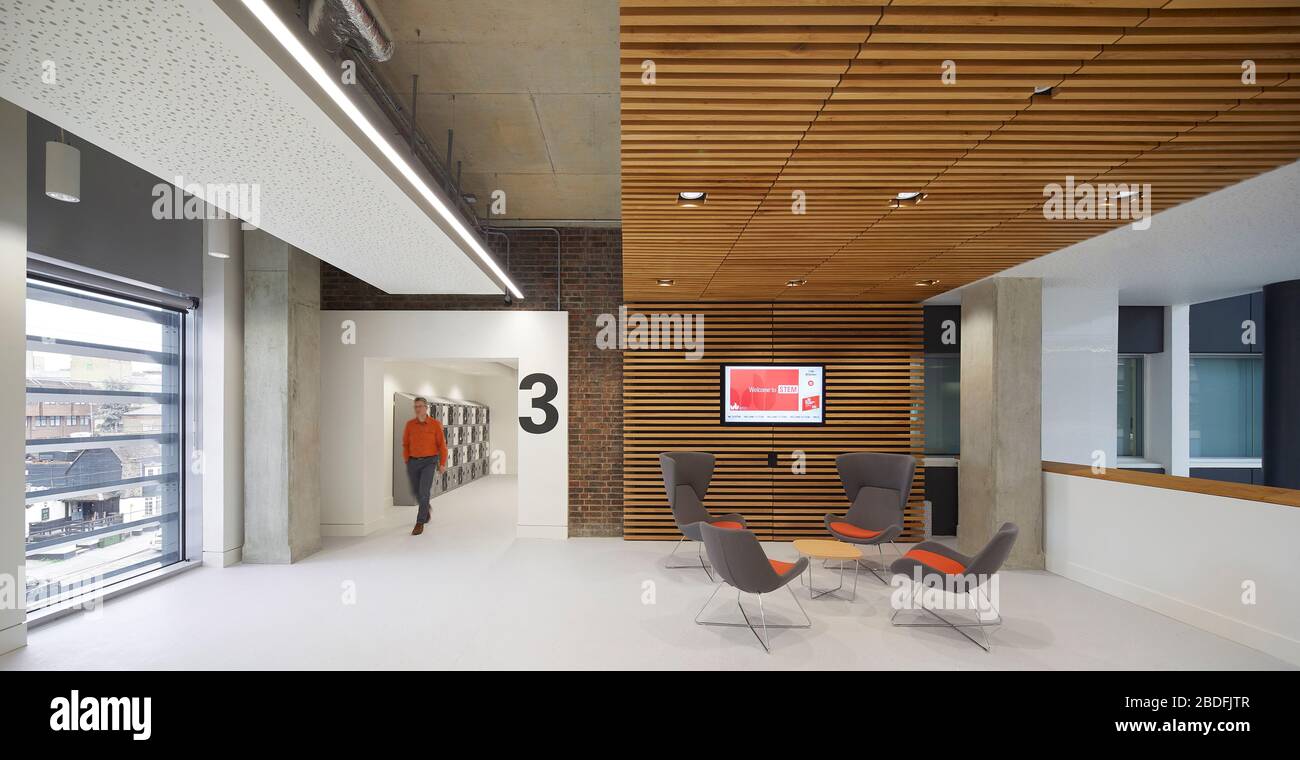 L'atelier se trouve au 3ème étage. BÂTIMENT STEM - Université du Bedforshire, Luton, Royaume-Uni. Architecte: MCW, 2019. Banque D'Images