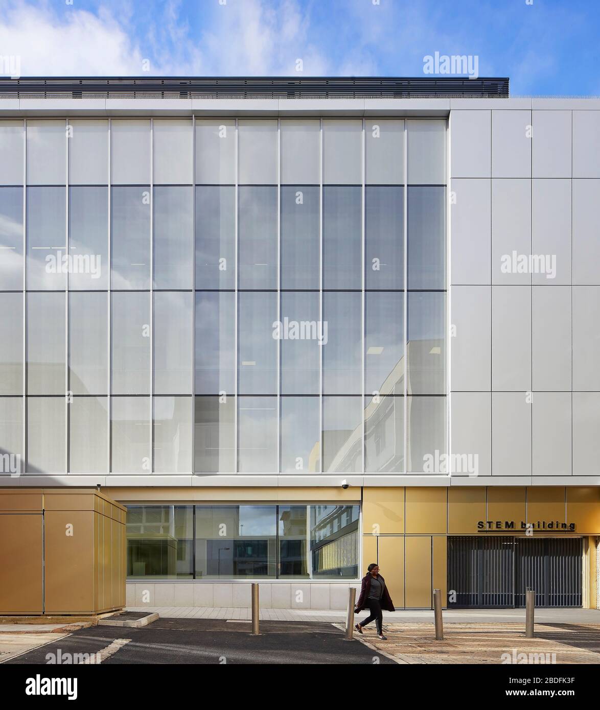 Élévation latérale du bâtiment. BÂTIMENT STEM - Université du Bedforshire, Luton, Royaume-Uni. Architecte: MCW, 2019. Banque D'Images