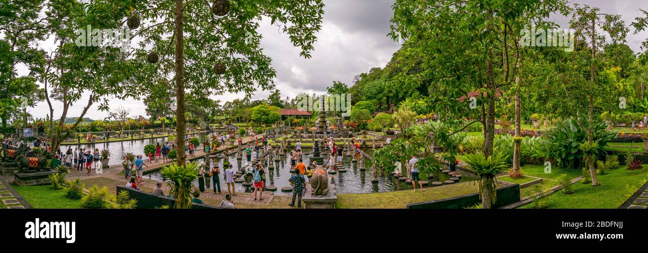 Vue panoramique horizontale du palais d'eau de Tirta Gangga à Bali, Indonésie. Banque D'Images