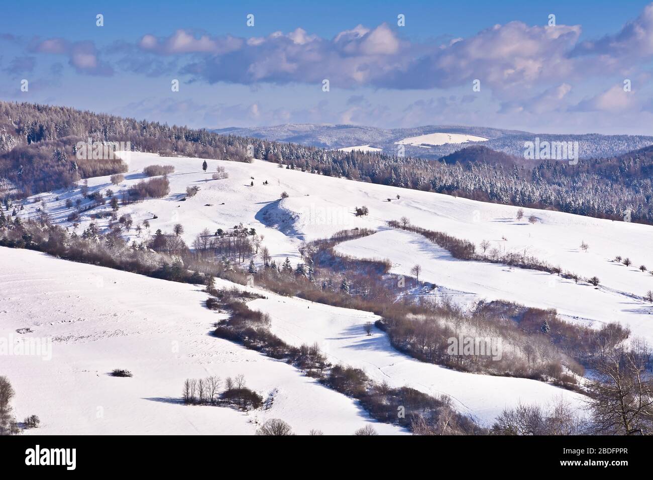 Paysage d'hiver de montagne sur une journée claire Banque D'Images