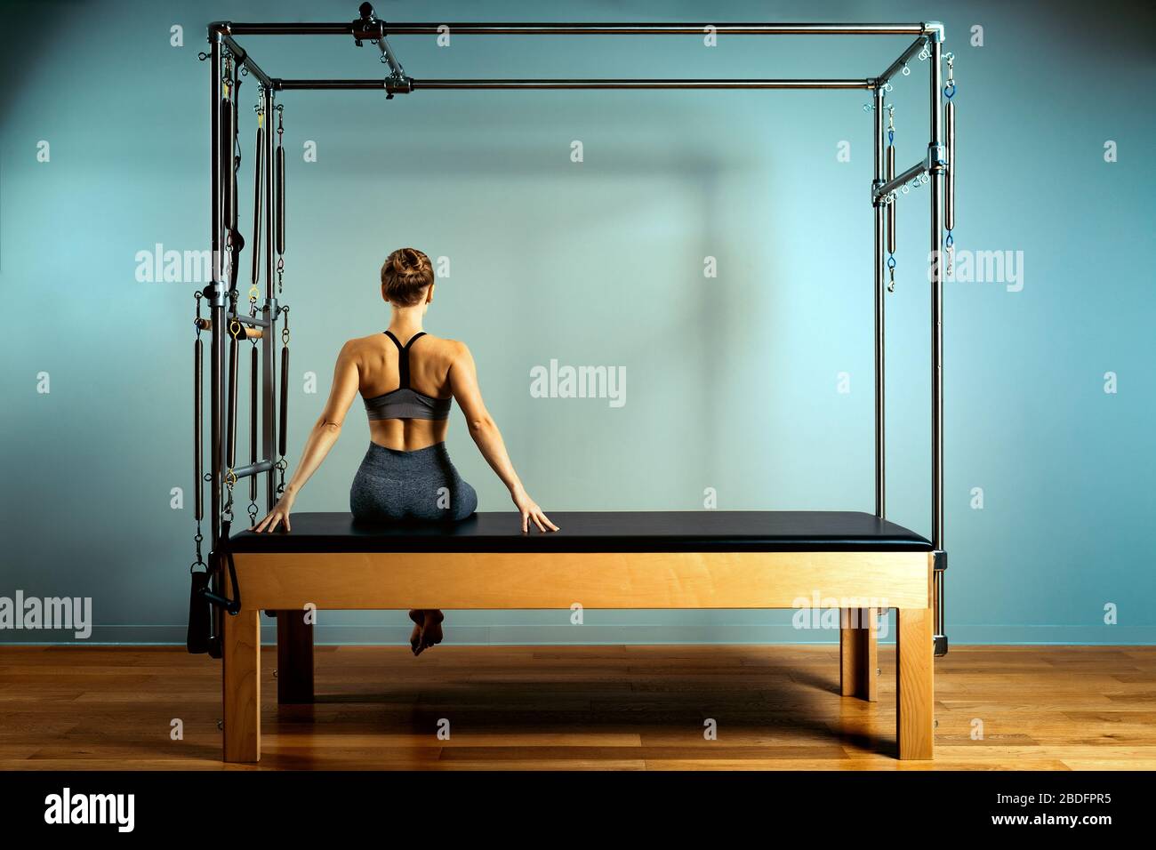 l'entraînement de leotard pilote l'entraînement. exercices de remantage de pilotes sportifs. équipement de machine de pilates. jeune femme pilote le sport d'étirement dans le lit de remantage Banque D'Images