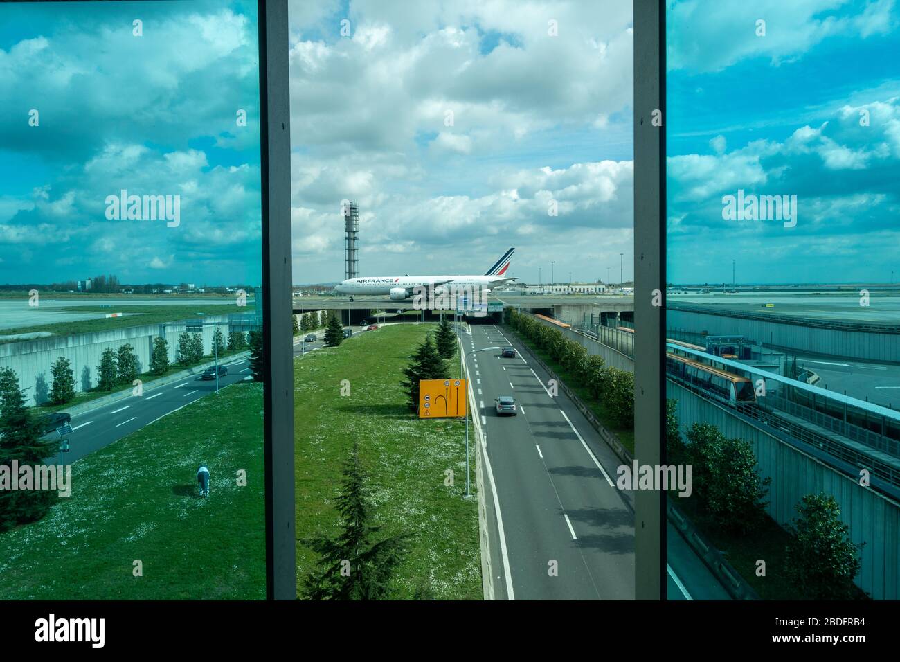 Les taxis aériens Air France à l'aéroport Paris Charles de Gaulle - vue depuis la fenêtre du salon d'affaires Air France donnant sur la France Banque D'Images