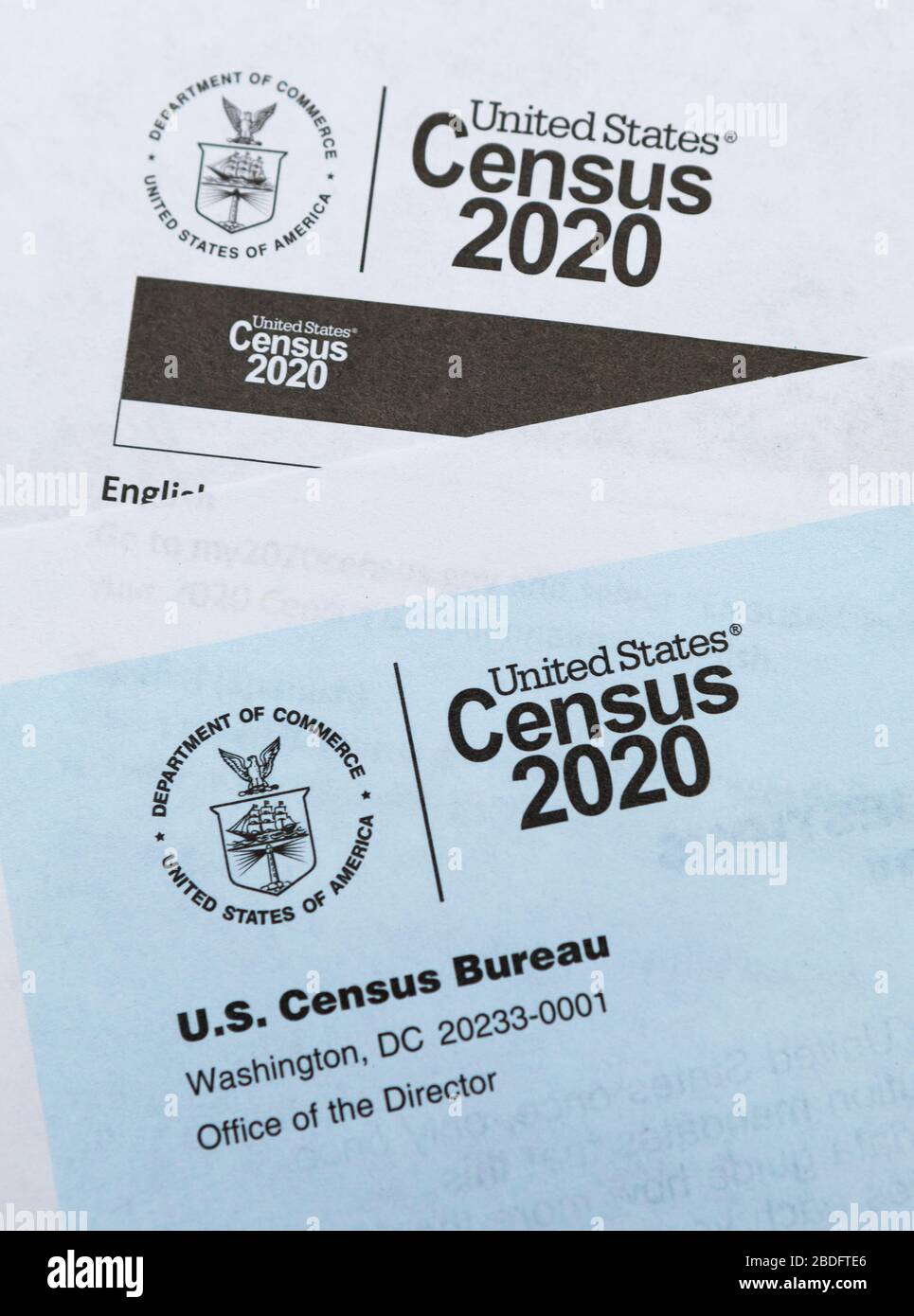 VIRGINIA, États-Unis, 14 MARS 2020 : formulaires papier du Recensement 2020 des États-Unis, envoyés par la poste du Bureau du recensement américain. Banque D'Images