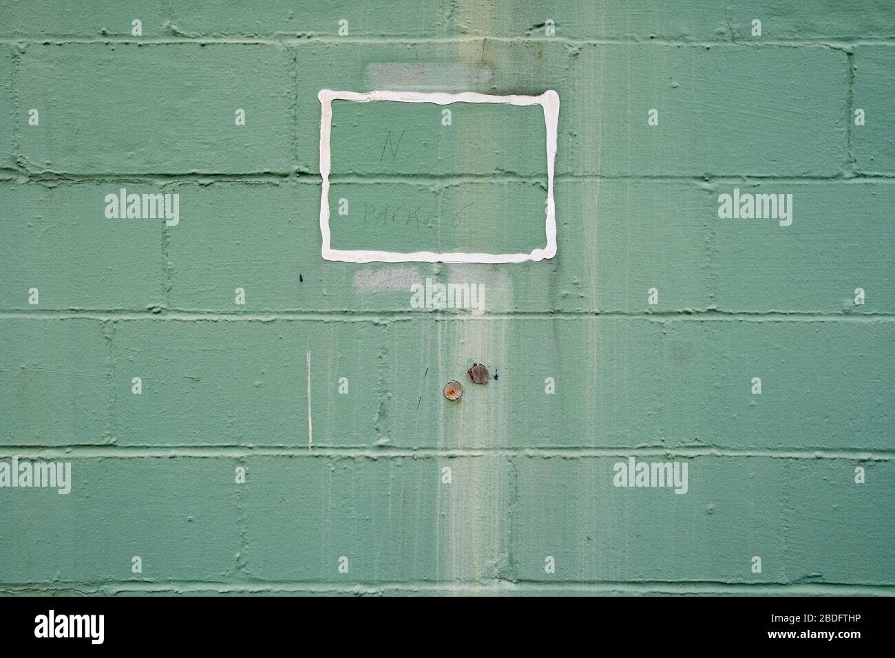« pas de parking » écrit sur le mur du bâtiment, entouré d'une place blanche peinte Banque D'Images