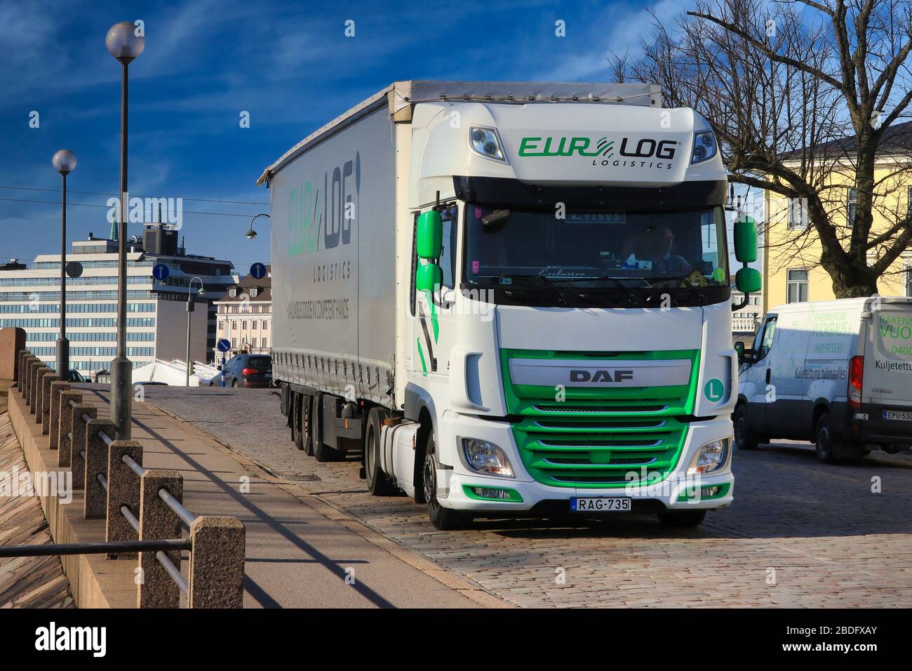 La semi-remorque verte et blanche DAF XF de la logistique Euro-Log en provenance de Hongrie quitte le port d'Helsinki, en Finlande, le beau jour du printemps. 7 avril 2020. Banque D'Images