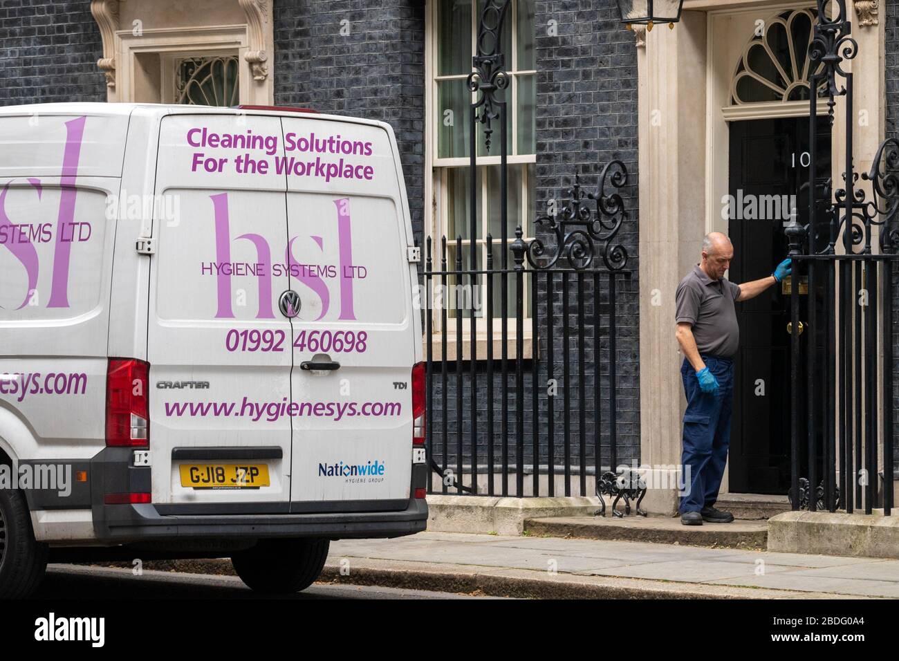 Londres, Royaume-Uni. 8 avril 2020. Covid Lockdown à Westminster Londres UK les fournitures de nettoyage arrivent au 10 Dwoning Street, crédit: Ian Davidson/Alay Live News Banque D'Images