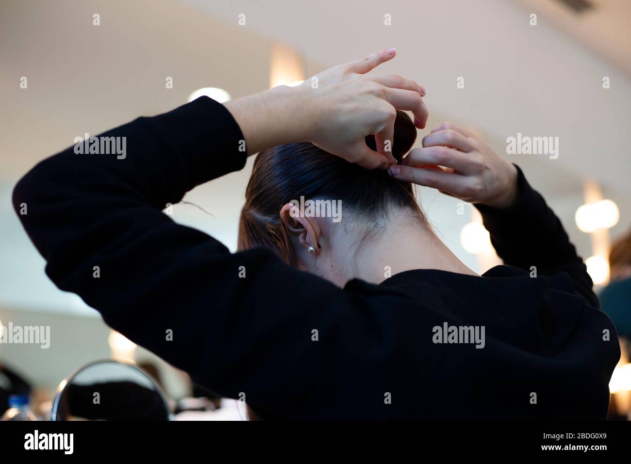 Une ballerine dans le dressing se préparant pour le spectacle classique de ballet. Banque D'Images