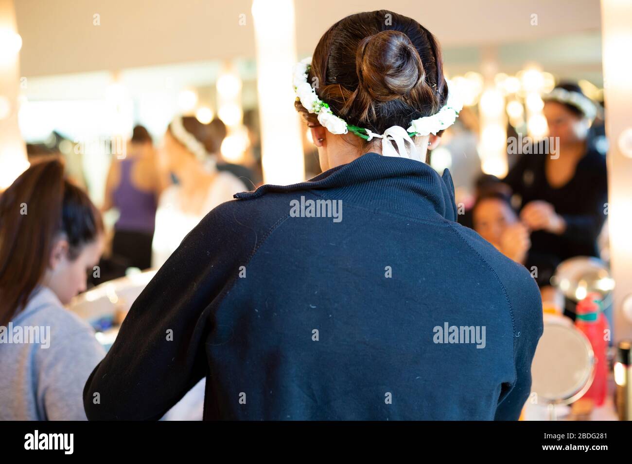 Une ballerine dans le dressing aidant une autre ballerine à se préparer pour le spectacle classique de ballet. Banque D'Images
