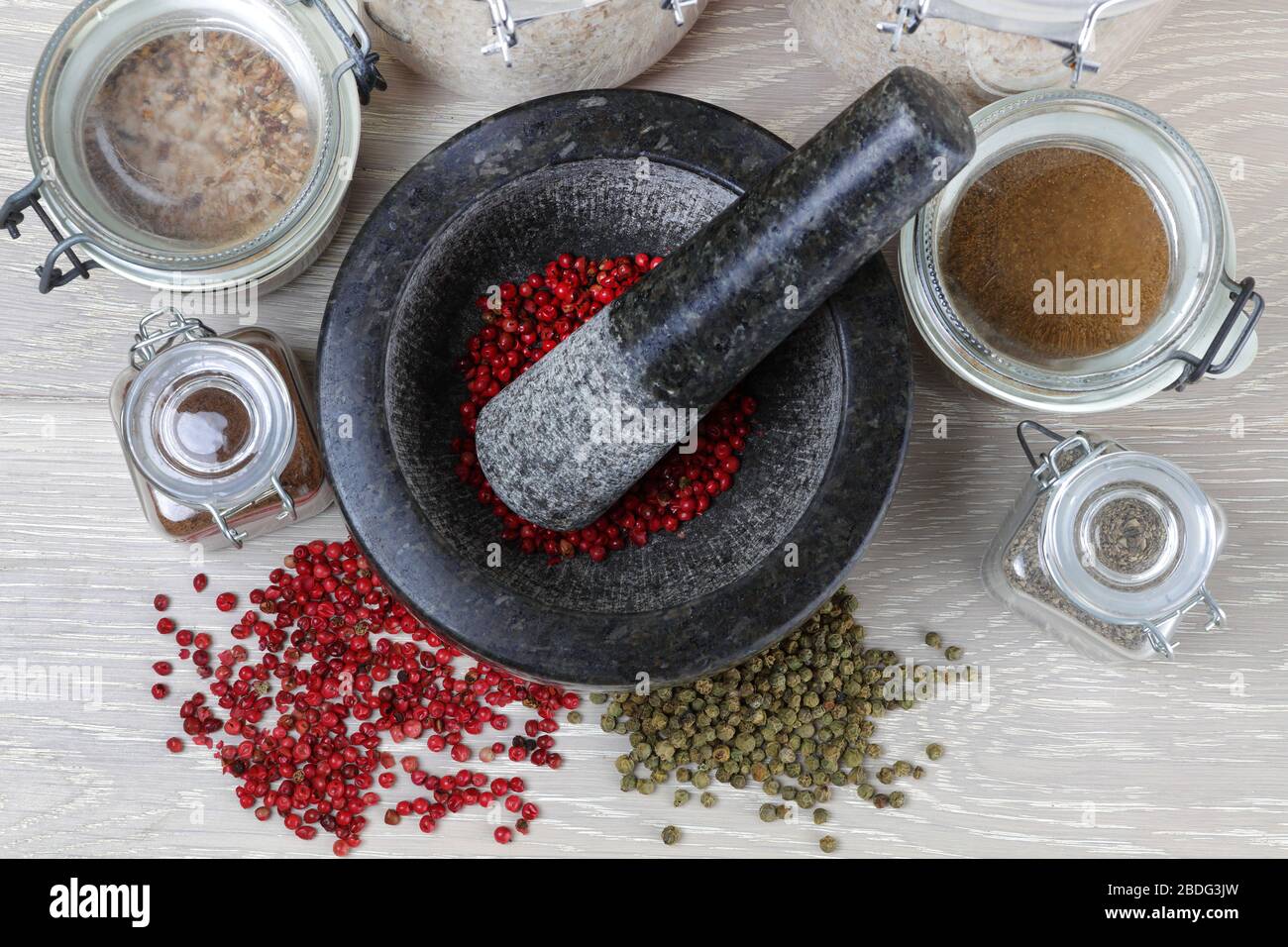 cornes de poivre et broyeur de mortier et de pilon par le haut Banque D'Images