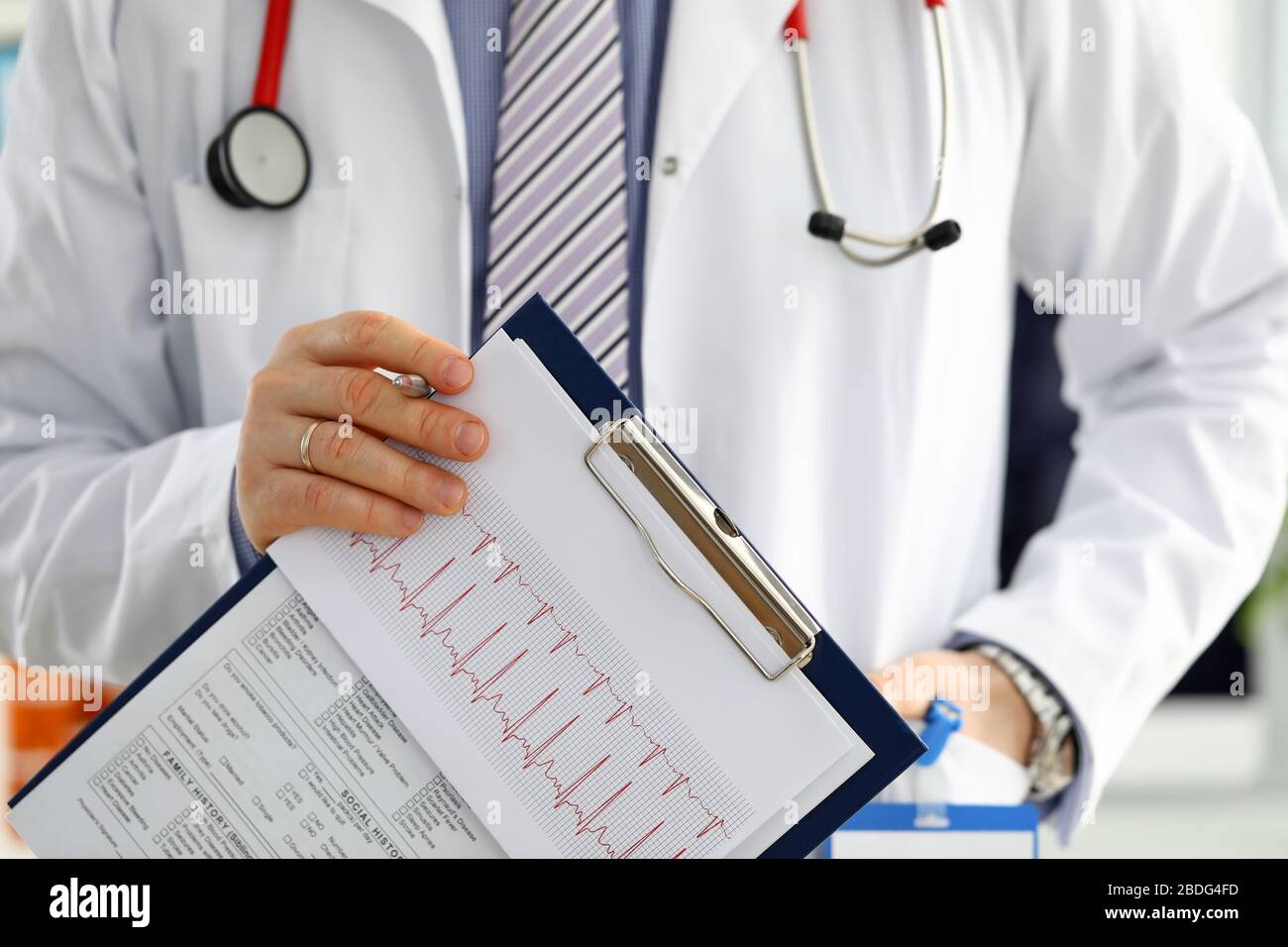 Tampon pour document de prise de main pour médecin mâle Banque D'Images