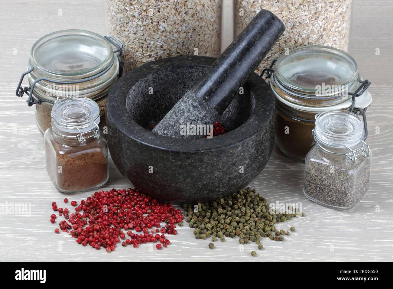 Quelques épices et des cornes de poivre prêts pour le broyage Banque D'Images