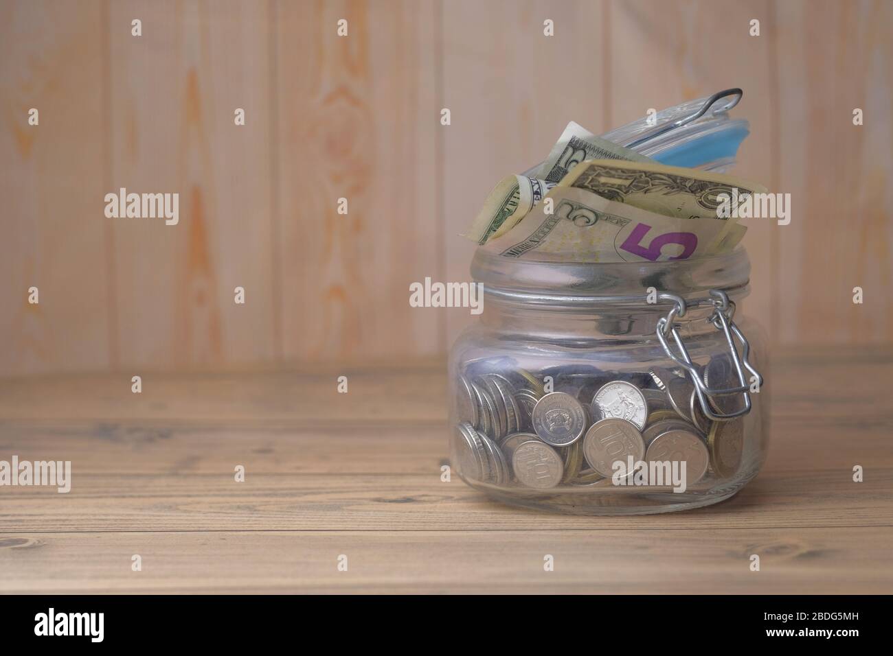 un pot plein de pièces de monnaie et d'argent comptant avec l'espace de copie. Banque D'Images