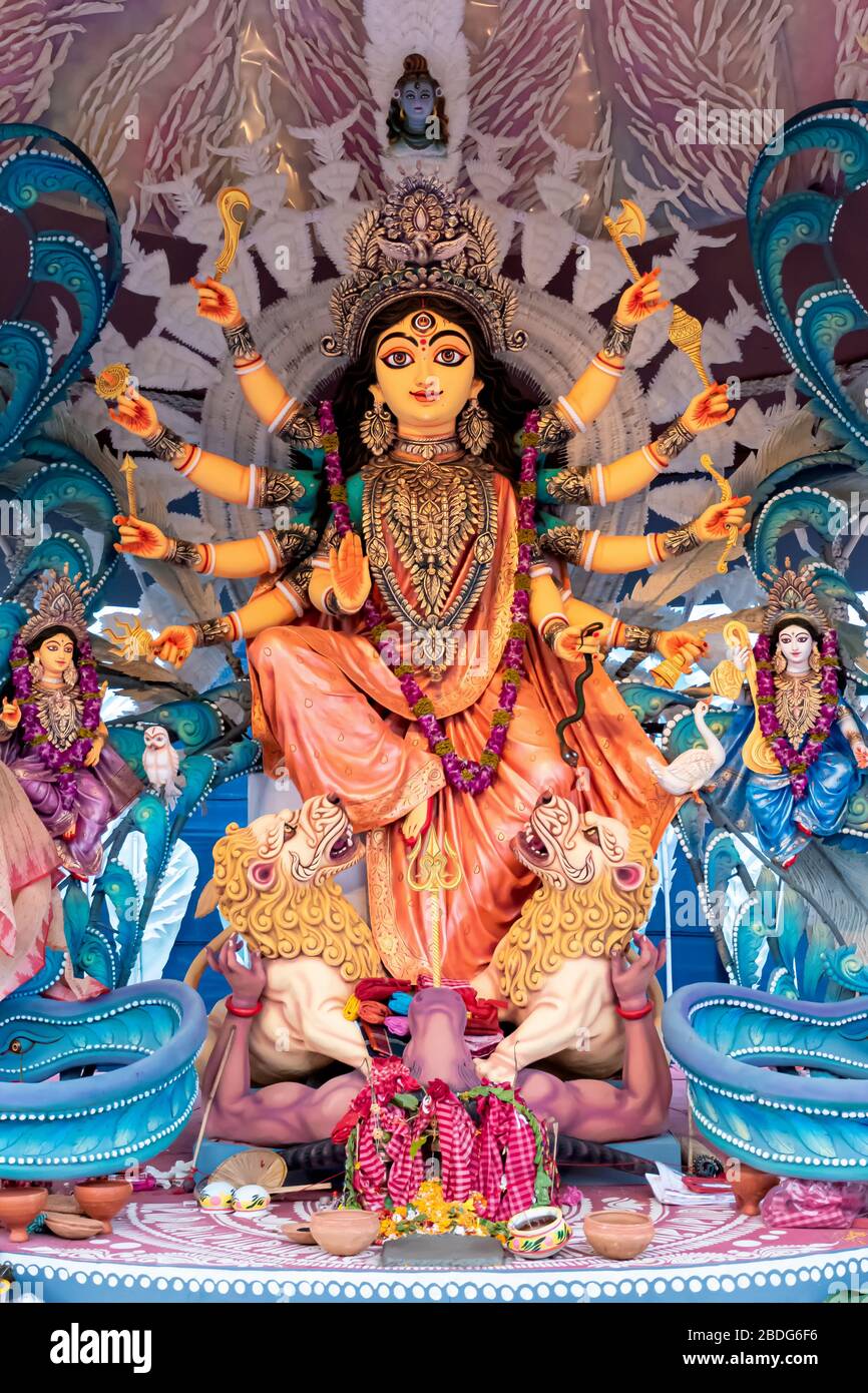 La Déesse Durga idol décorées à Durga Puja pandal, tourné à la lumière colorée, à Kolkata, Bengale occidental, Inde. Durga Puja est plus grande fête religieuse de Banque D'Images