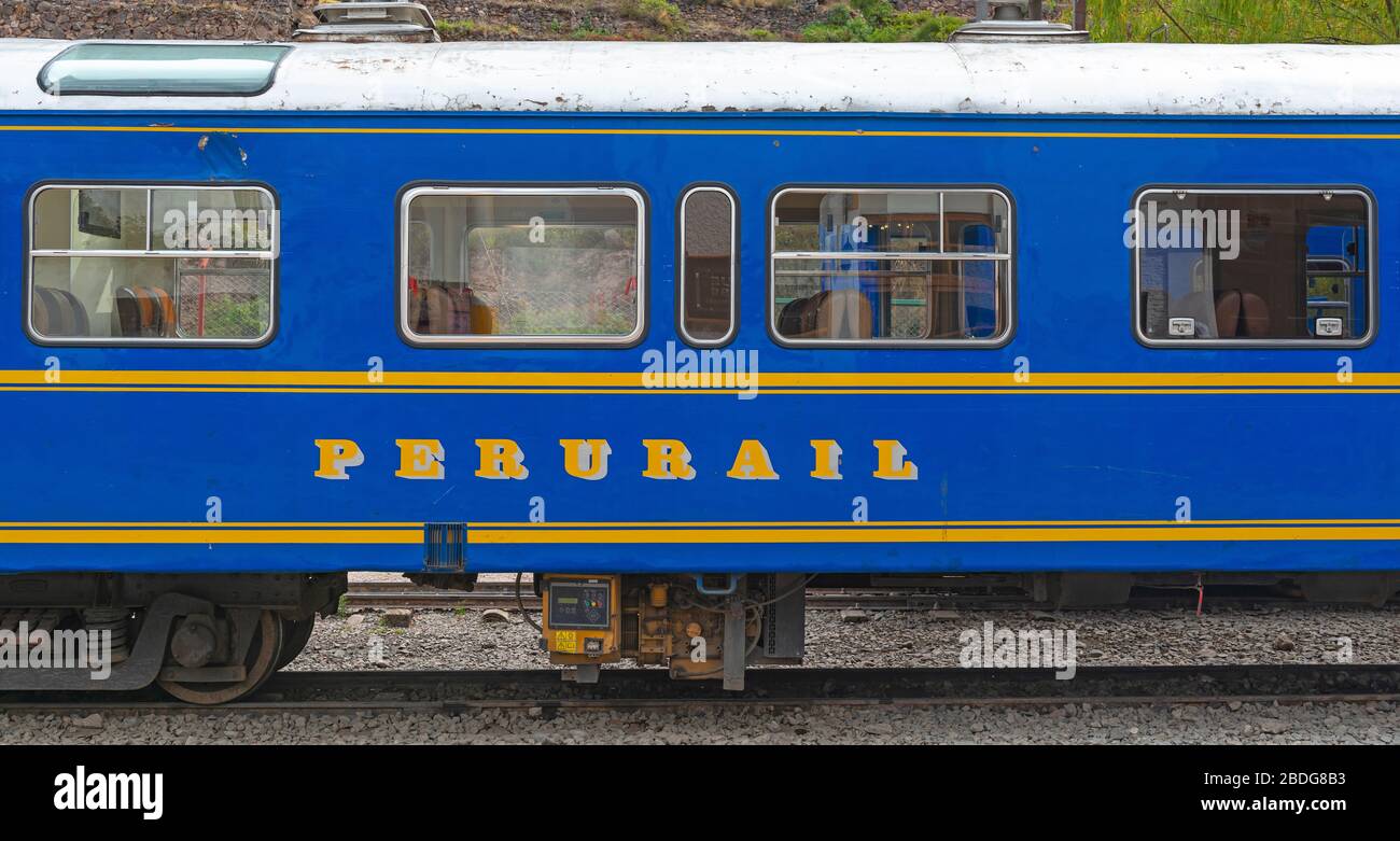 Le train qui relie la ville de Cusco au village d'Aguas Calientes et les ruines Inca de Machu Picchu, au Pérou. Banque D'Images