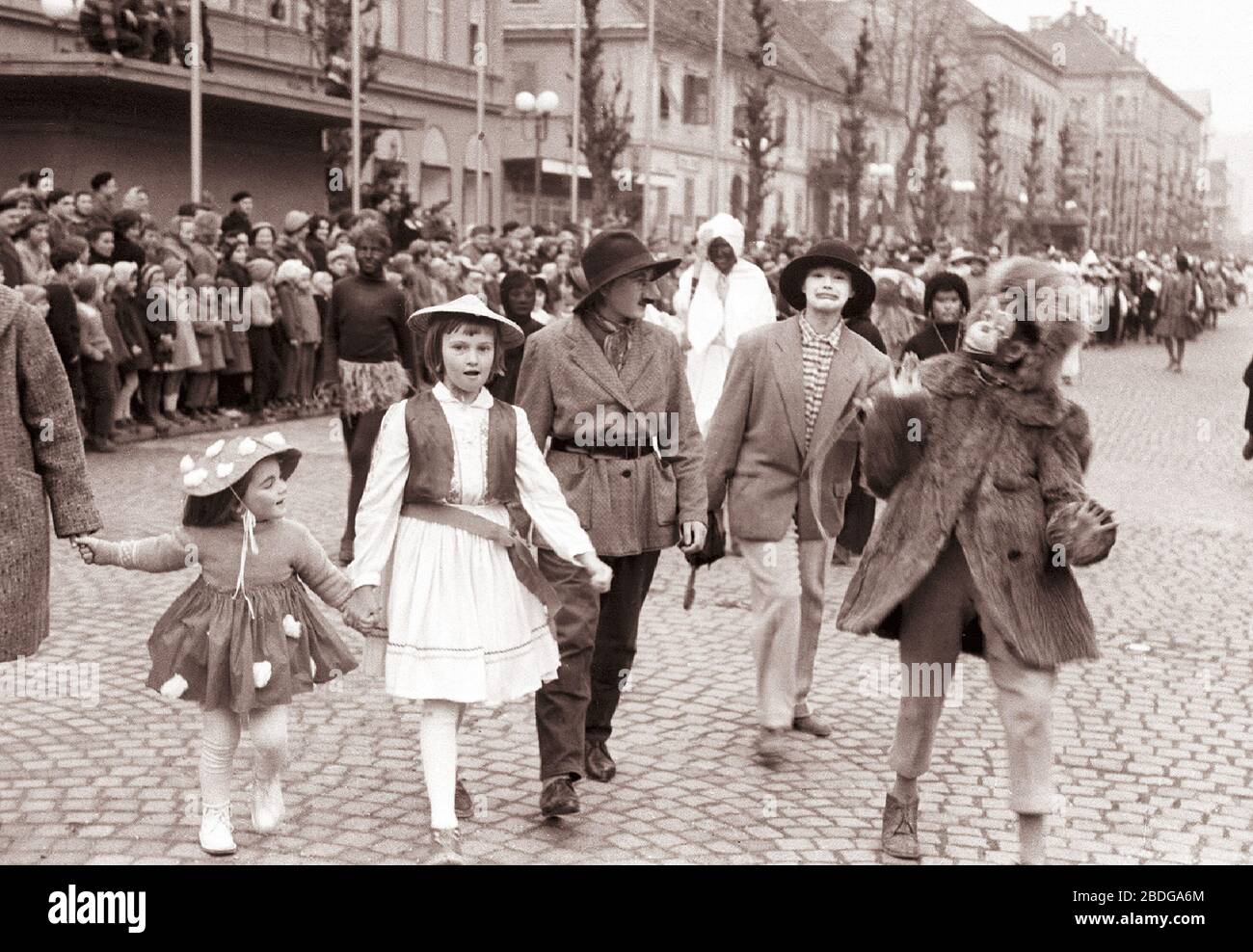 14. février 1961, Maribor: Tudi v Mariboru je bil današnji pustni dan v  znamenju karnevalskega obhoda mask po mariborskih ulicah. Zlasti številne  maske so bili otoci šol in vrtcev. Otroški pustni sprevod