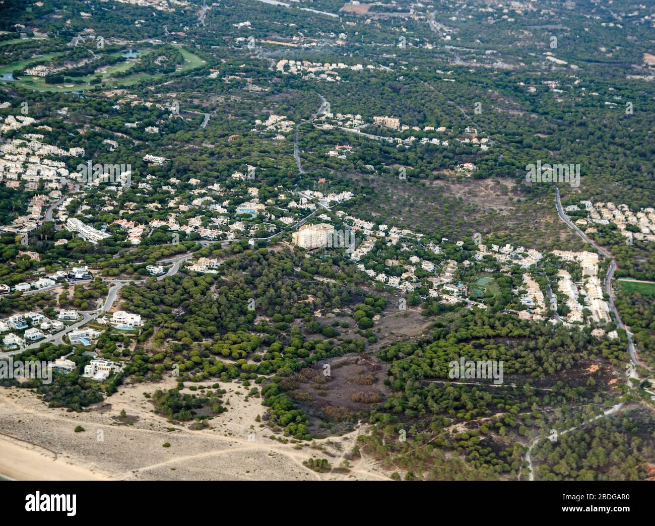 Vue aérienne sur le quartier de Quarteira de Faro avec le Ria Park Hotel and Spa 5 étoiles au milieu de la photo. Banque D'Images