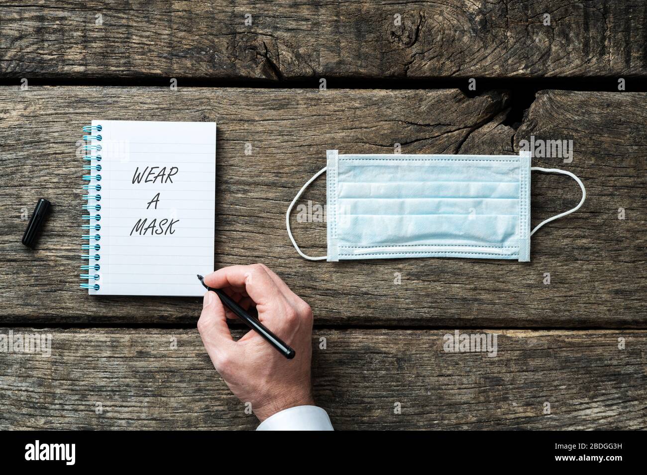 homme-criture-d-une-main-porter-un-rappel-de-masque-dans-la-note-de-la