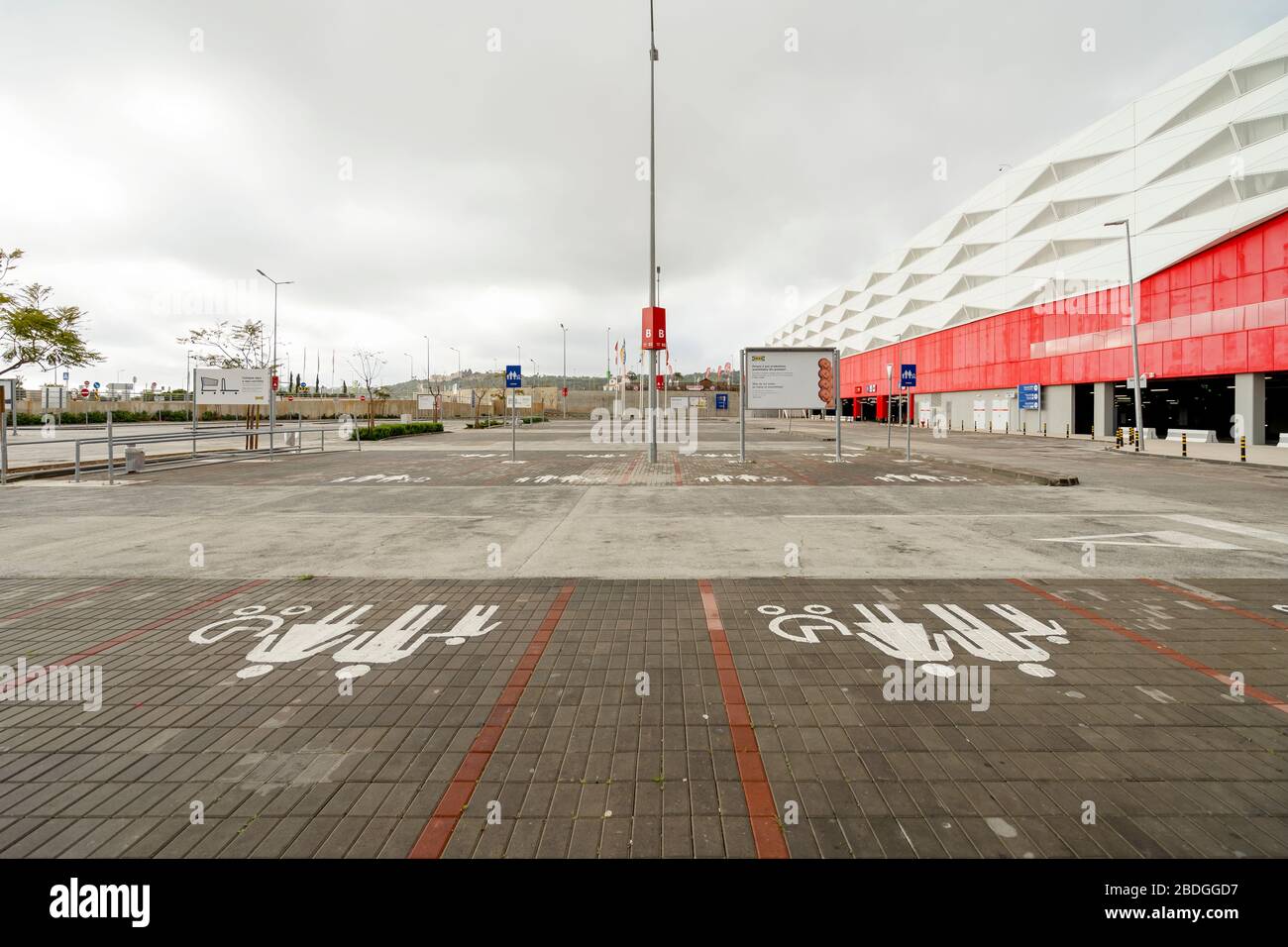 Faro, Portugal - 7 avril 2020: Parking vide devant le plus grand centre commercial d'Algarve - MAR Shopping Mall, Designer Outlet et Ikea - due Banque D'Images