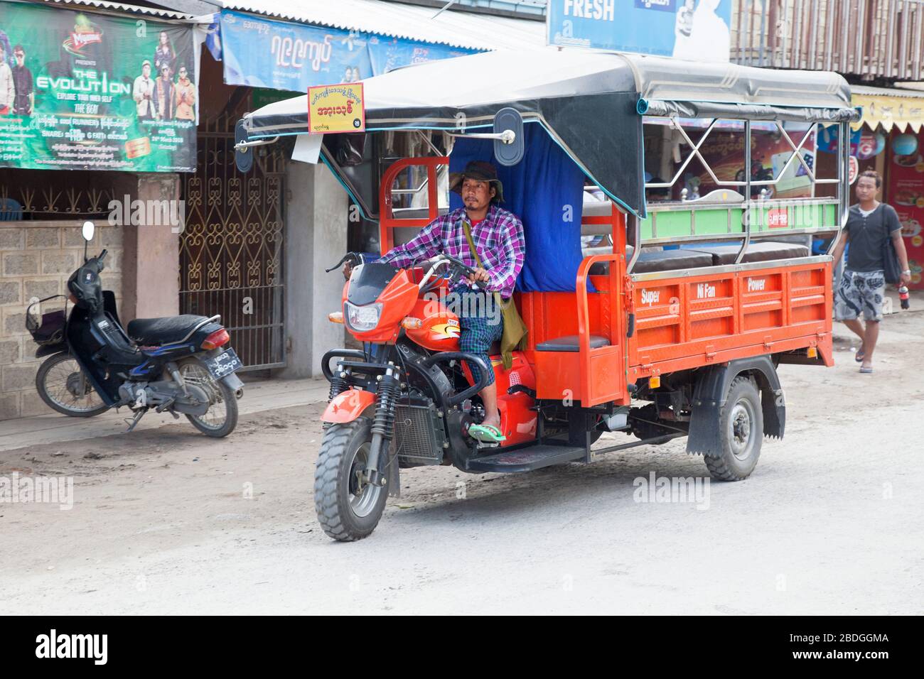 Vie quotidienne dans le village de Nyaungshwe, lac d'Inle, état de Shan, Myanmar, Asie Banque D'Images