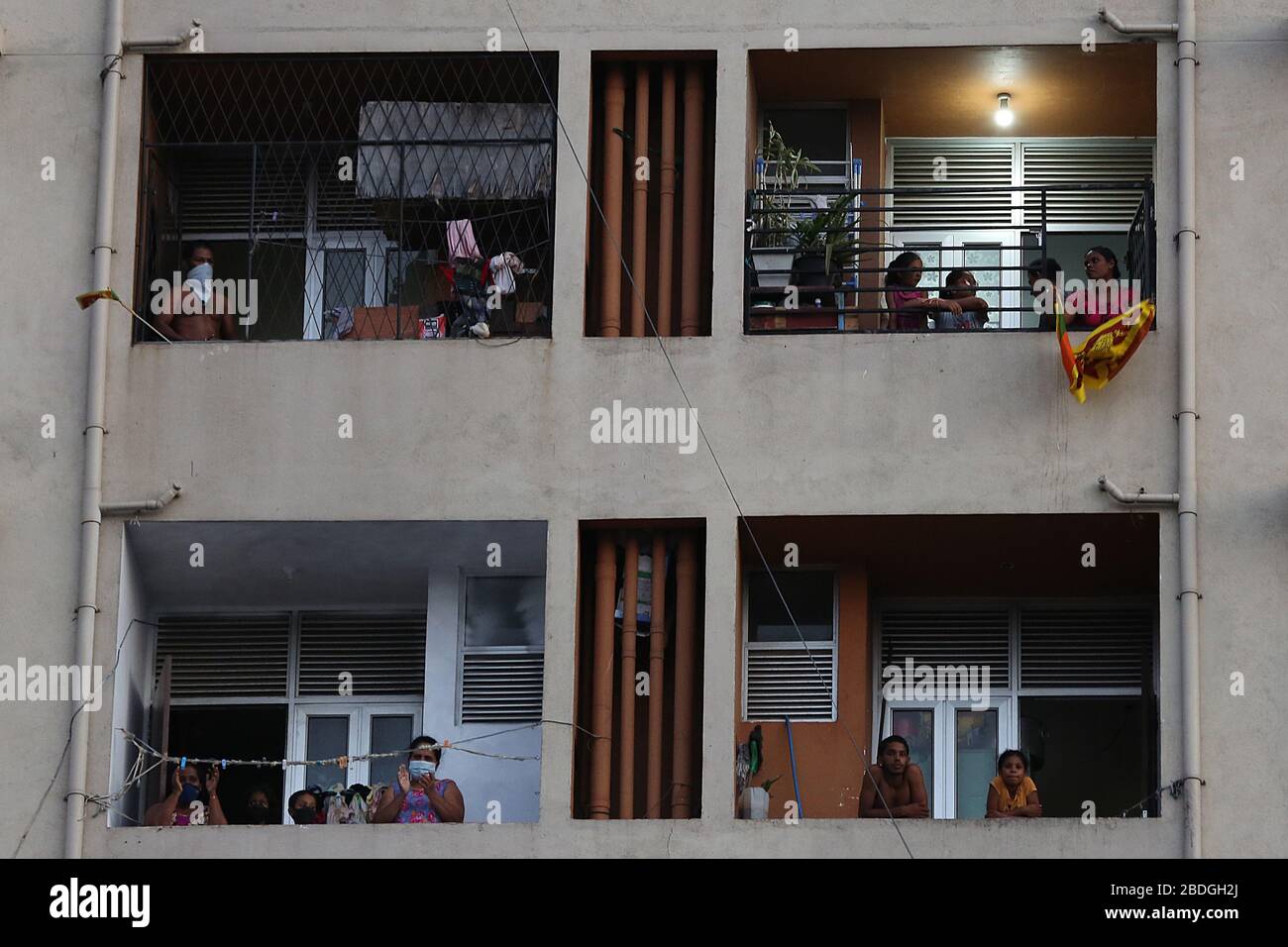 31 mars 2020, Colombo, Sri Lanka : Les résidents regardent le groupe musical de la Marine Sri-lankaise pendant qu'ils jouent à l'extérieur d'un complexe immobilier dans un effort pour stimuler le moral dans la lutte contre le virus de la couronne pendant le verrouillage. Le gouvernement Sri-lankais a mis en place un couvre-feu à l'échelle de l'île jusqu'à nouvel ordre afin de ralentir la propagation du coronavirus SRAS-CoV-2 Cela cause la maladie COVID-19. (Image crédit : © Harshana Johanas/SOPA Images via ZUMA Wire) Banque D'Images